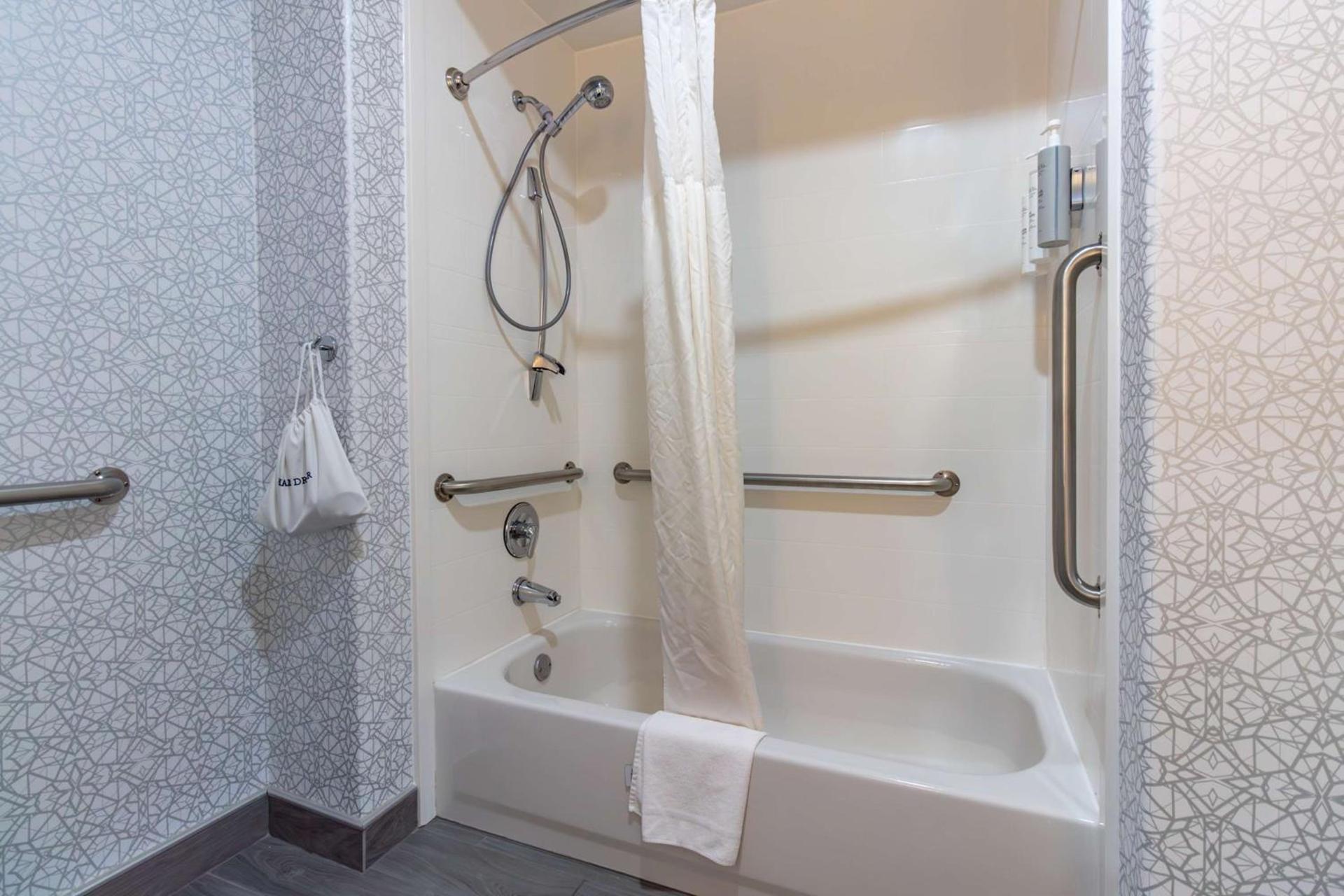 Hampton Inn & Suites Denton photo 17