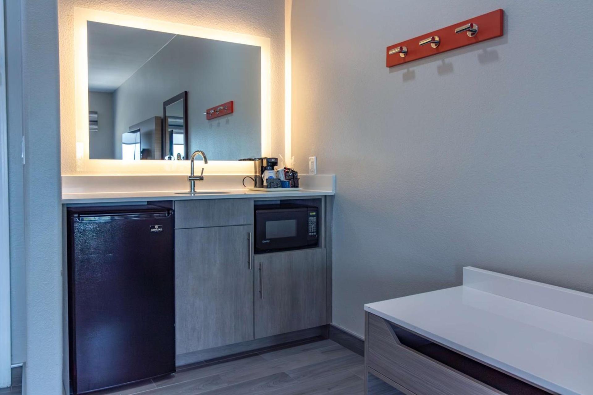 Hampton Inn & Suites Denton photo 19