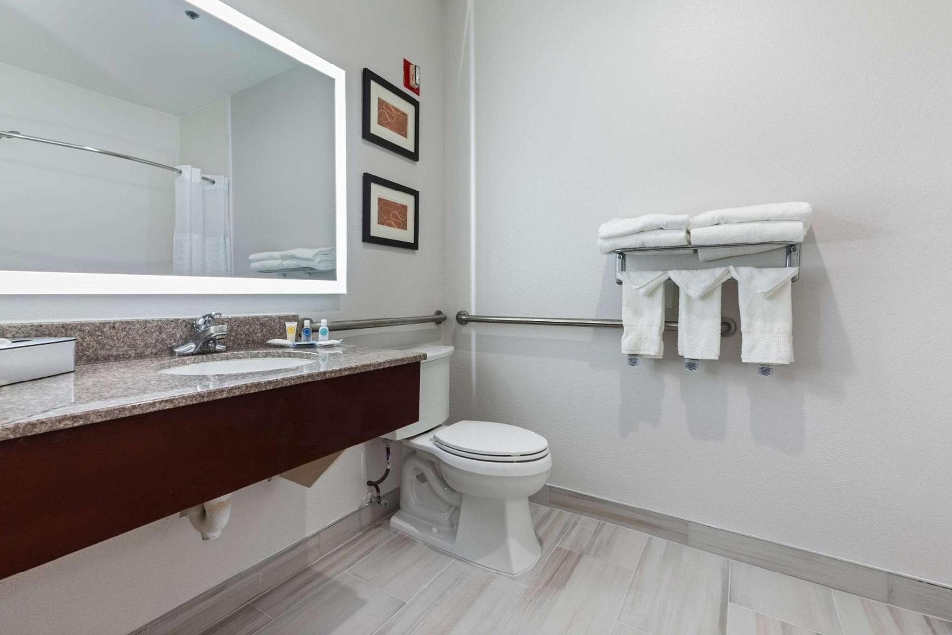 Comfort Suites Lombard - Addison photo 8