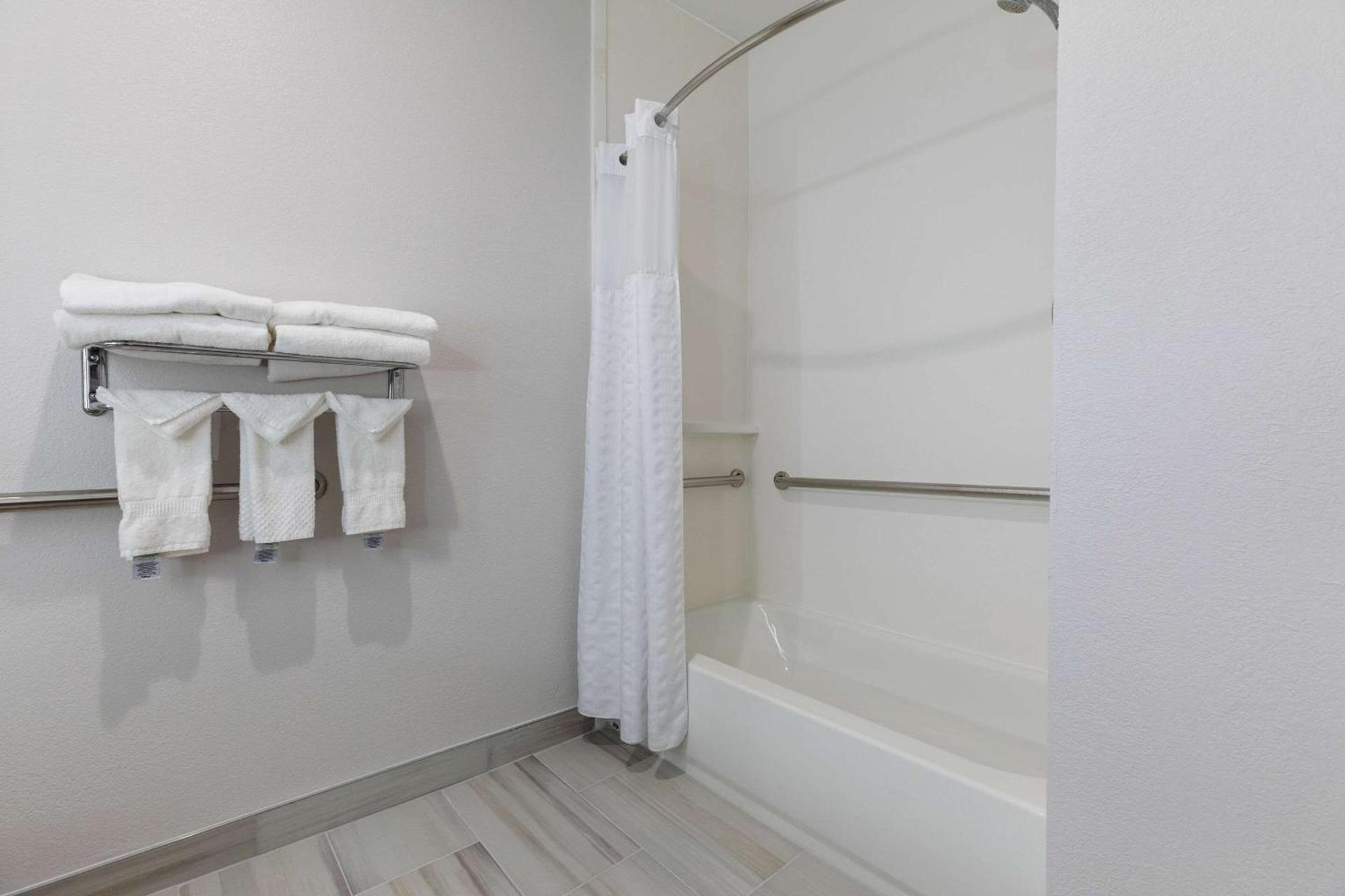 Comfort Suites Lombard - Addison photo 9