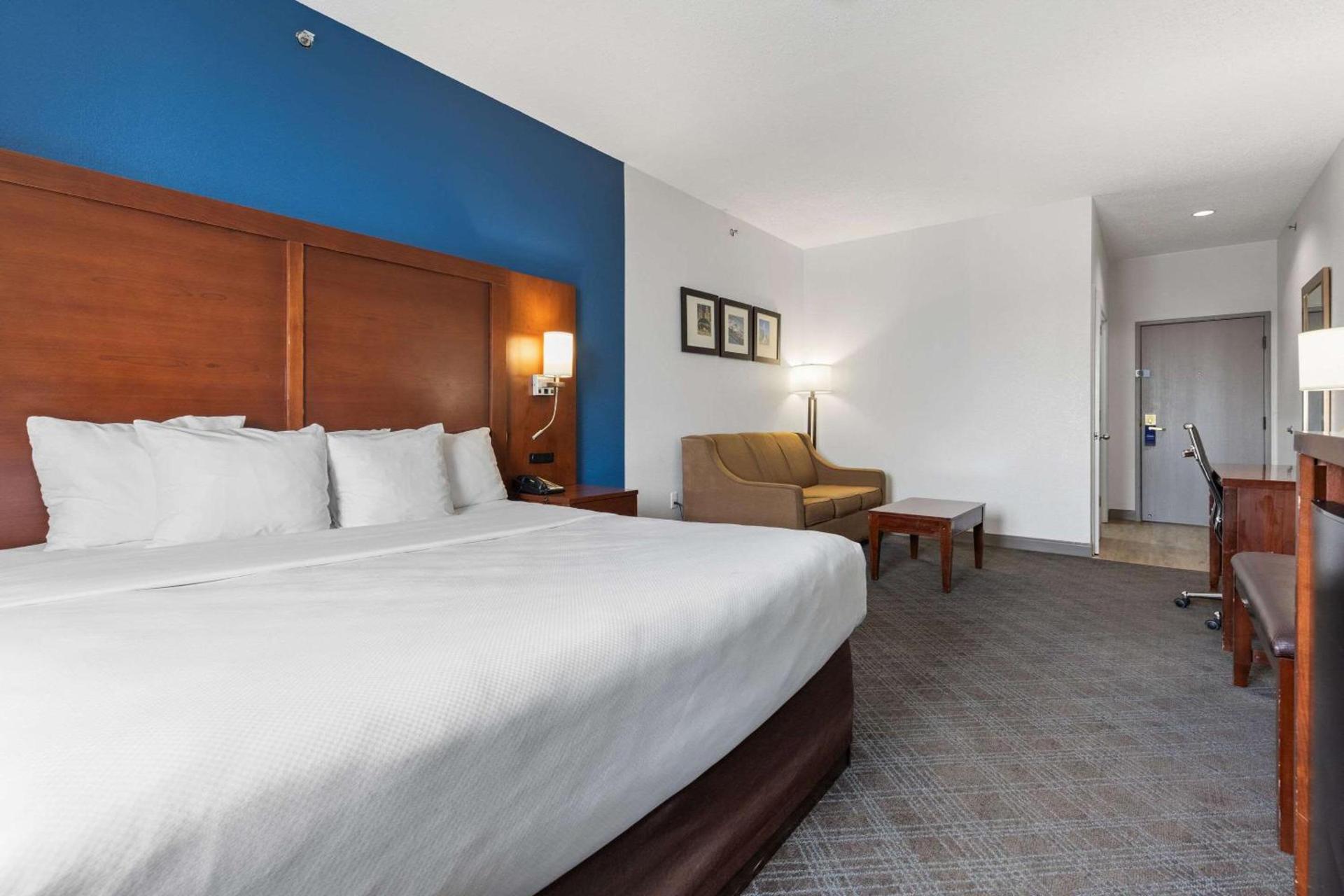 Comfort Suites Lombard - Addison photo 11