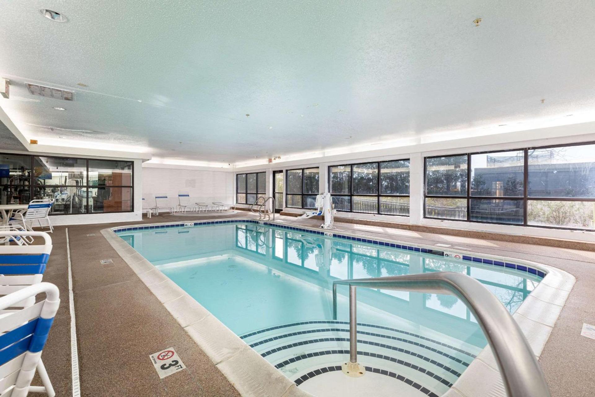 Comfort Suites Lombard - Addison photo 16