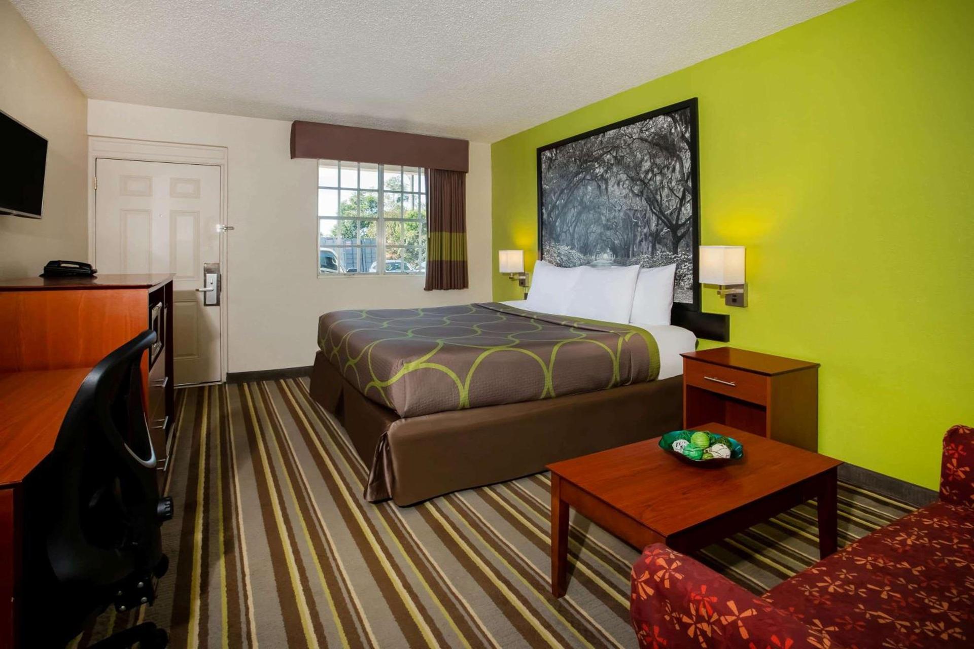 Super 8 by Wyndham Lake City photo 10