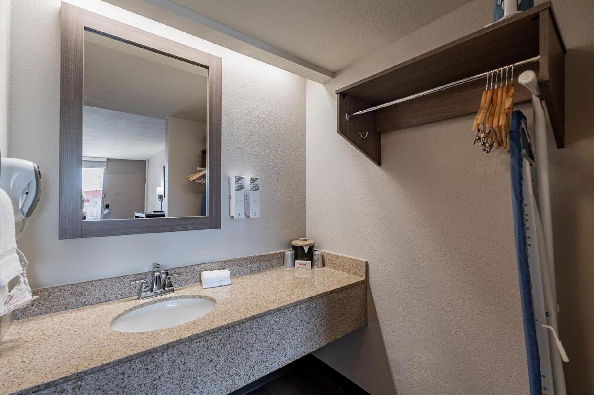 Red Roof Inn Tucson South - Airport photo 27