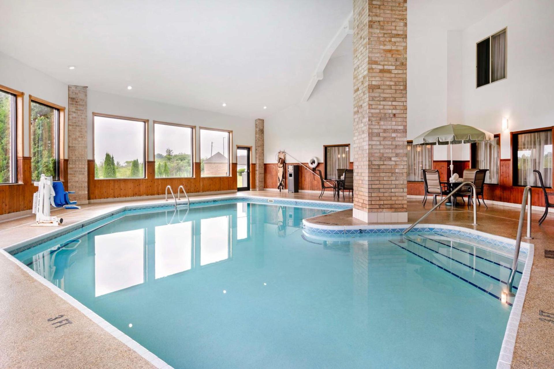 Best Western Plus Howe Inn photo 2