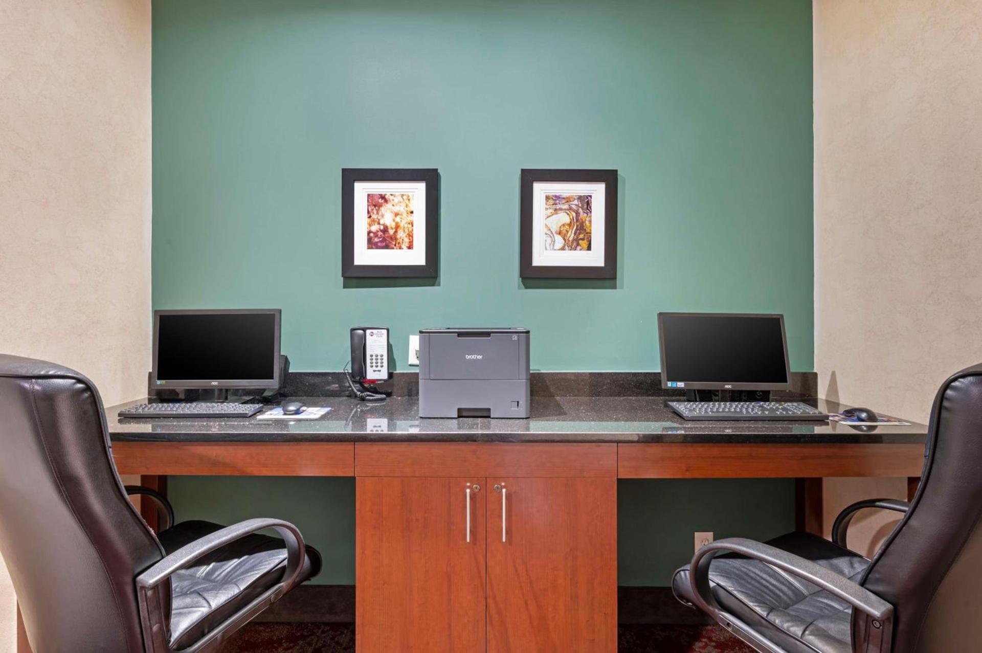 Best Western Plus Howe Inn photo 38