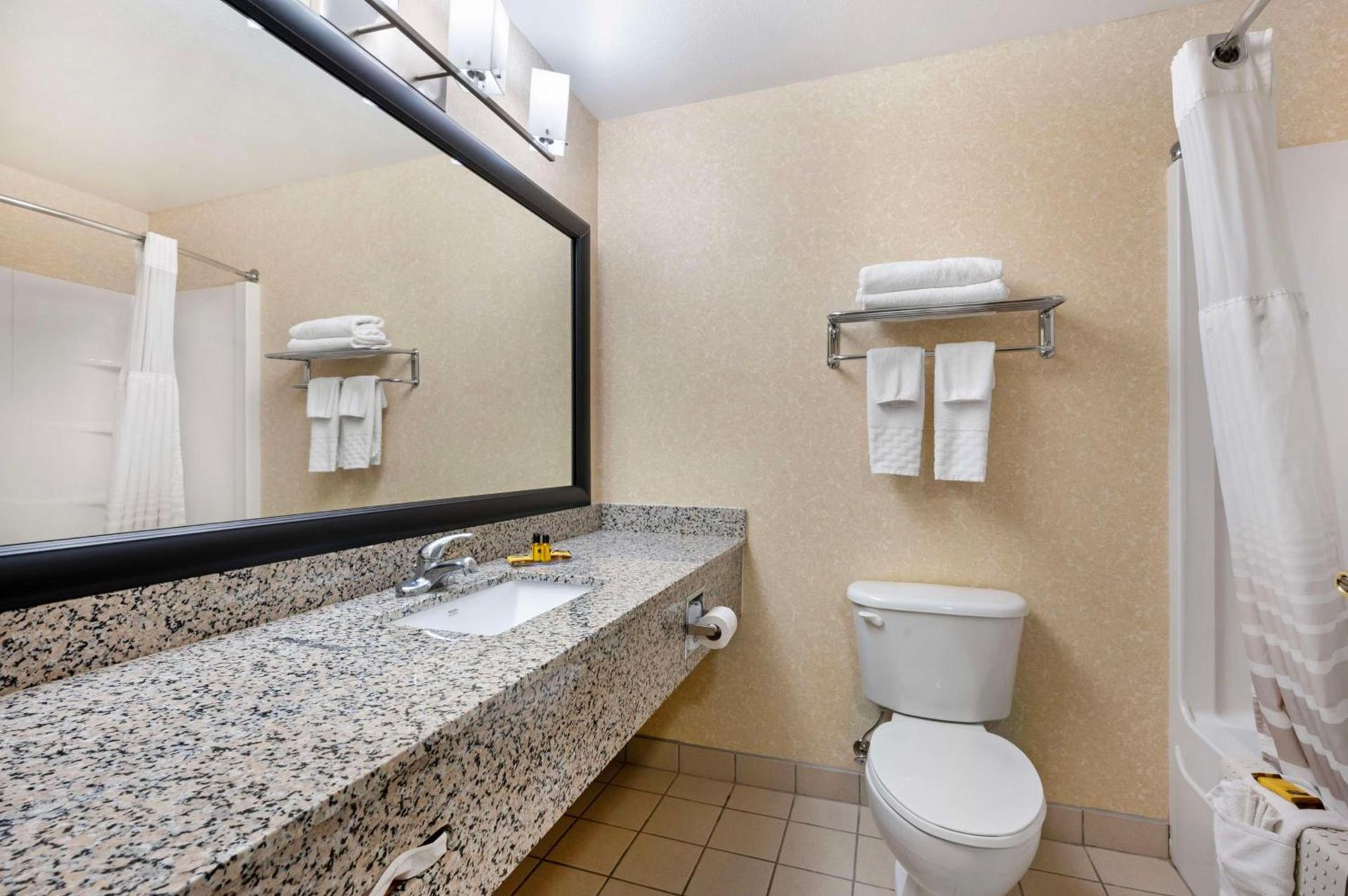 Best Western Plus Howe Inn photo 42