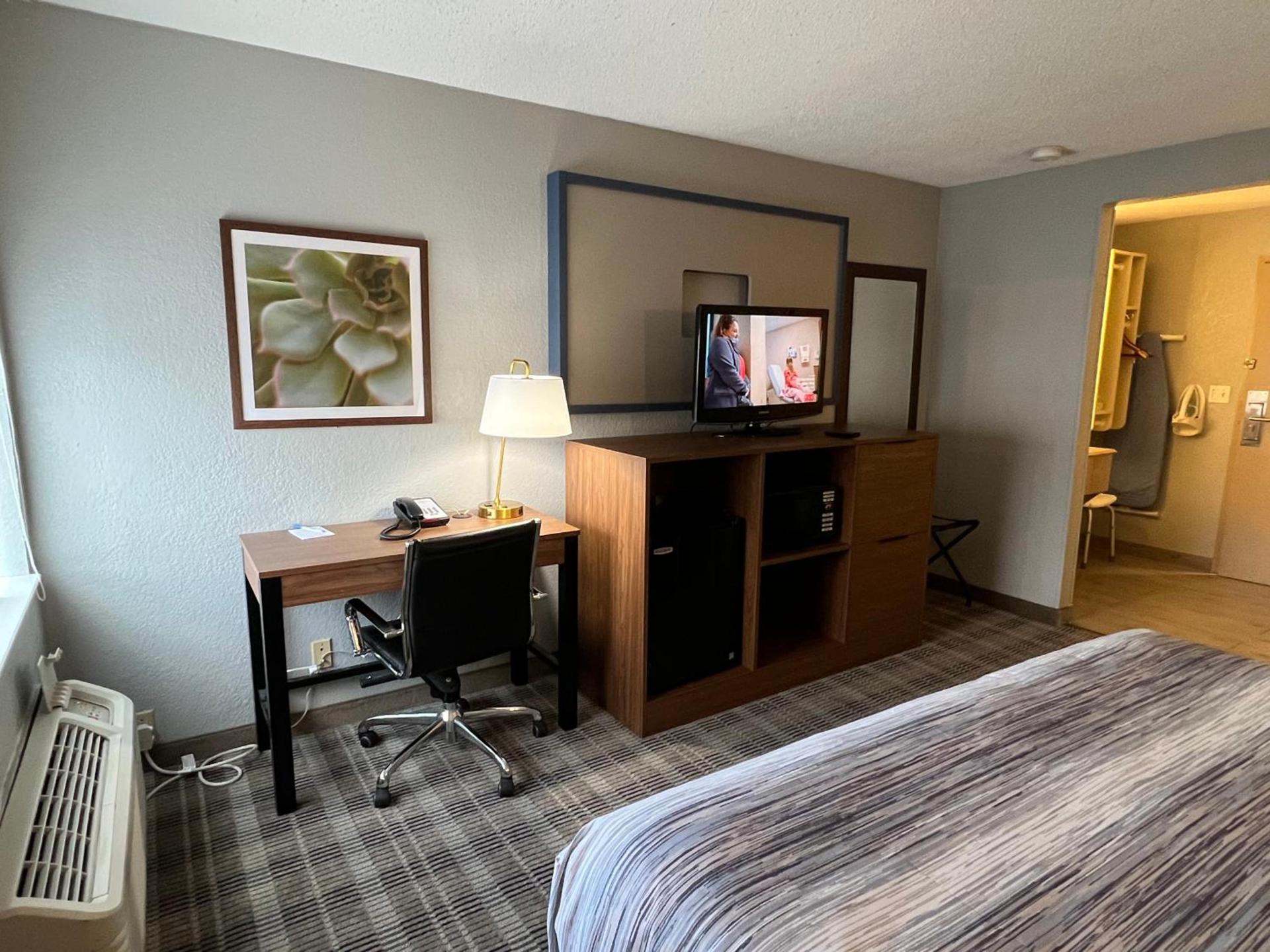 AmericInn by Wyndham Glendale Milwaukee photo 19