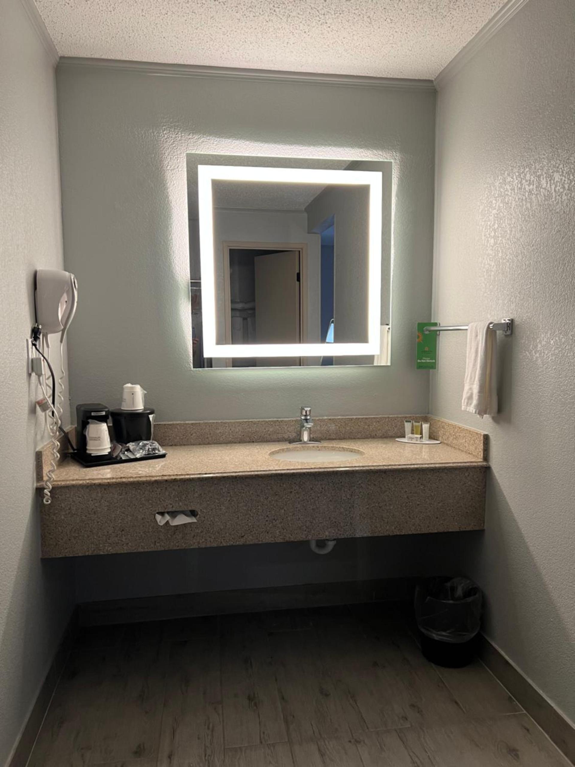 AmericInn by Wyndham Glendale Milwaukee photo 31