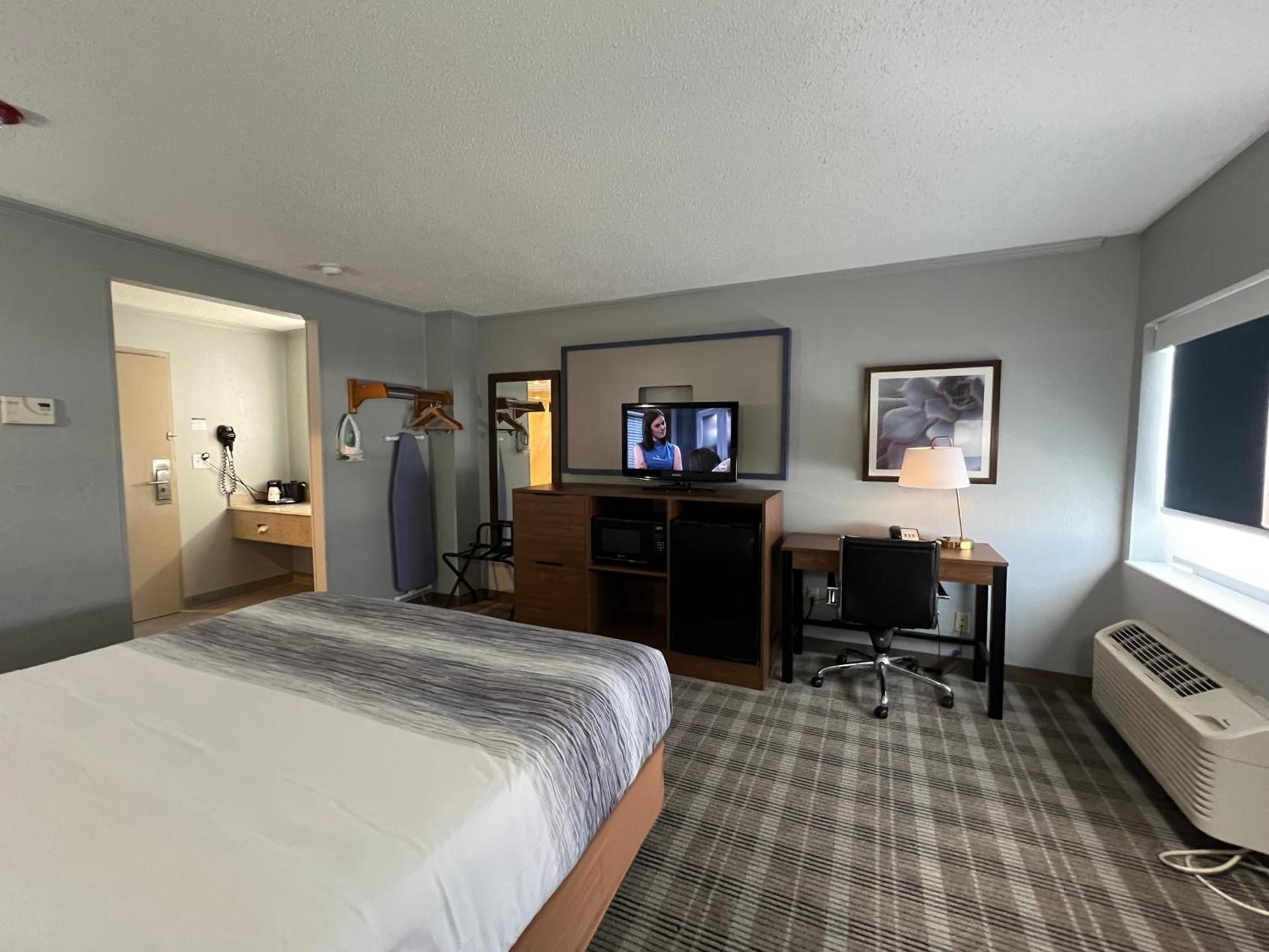 AmericInn by Wyndham Glendale Milwaukee photo 38
