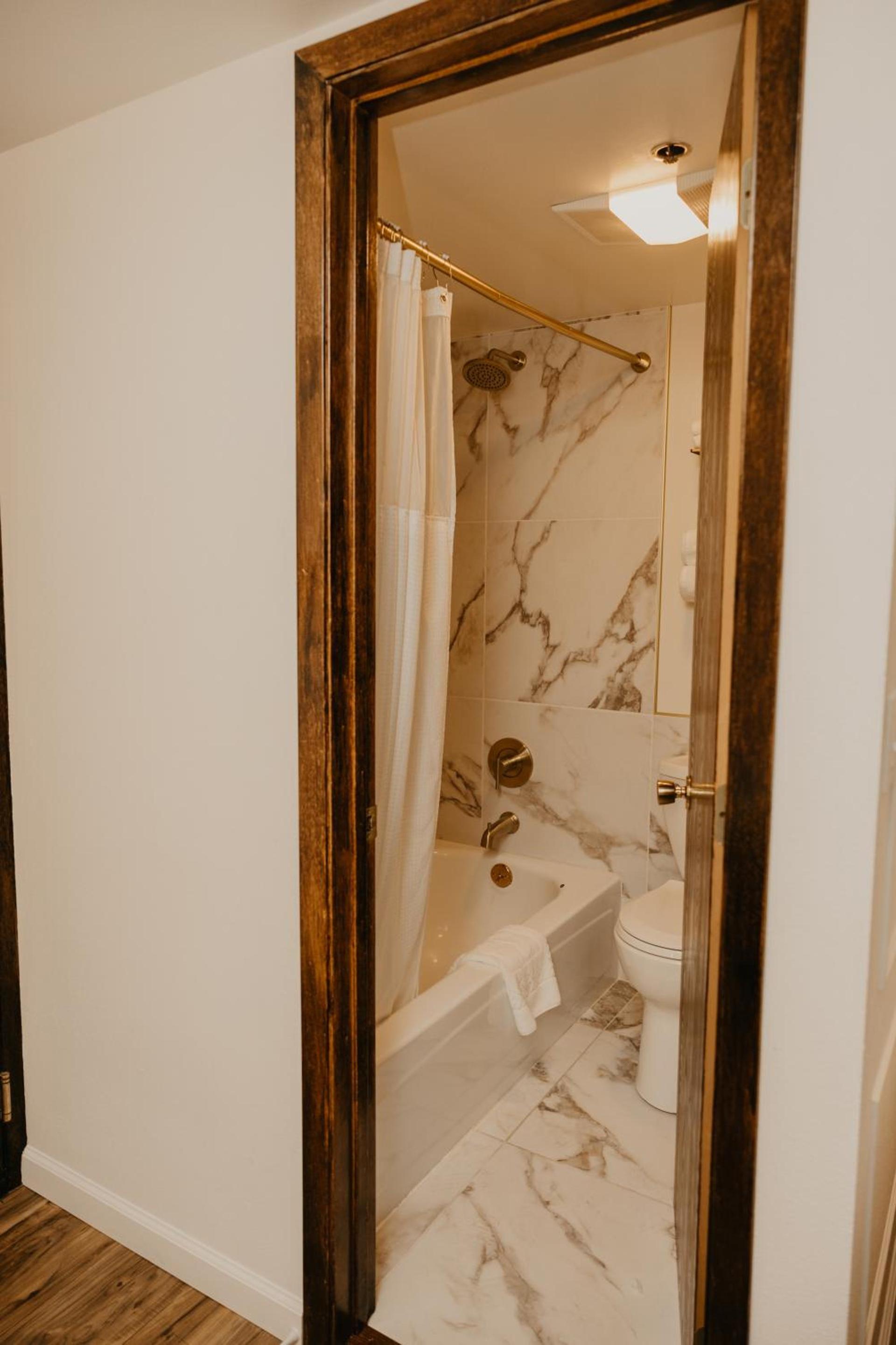 The Brooks Hotel Restaurant and Lounge photo 27