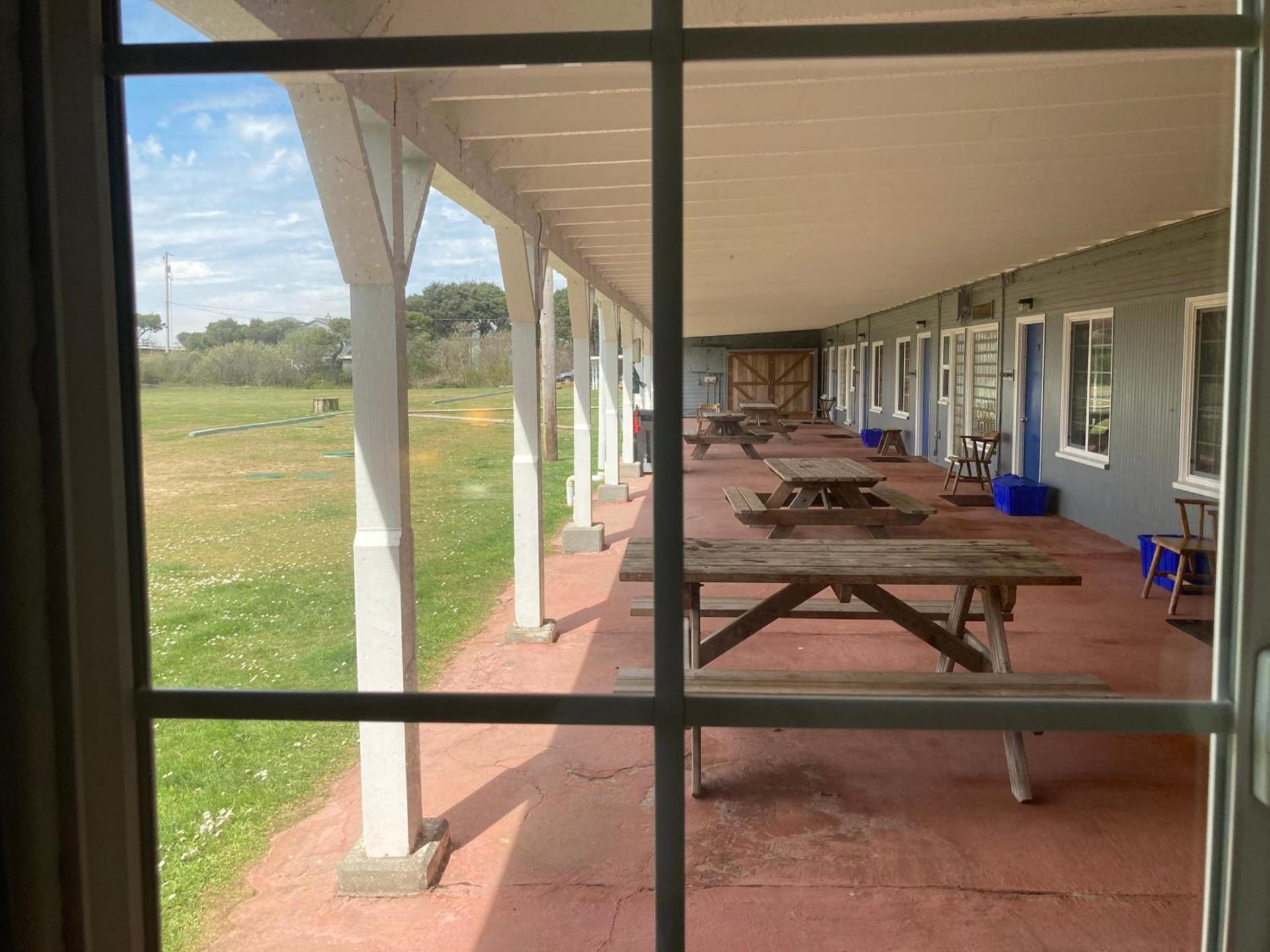 Tillicum Beach Motel - Formerly Deane's Oceanfront Lodge photo 18