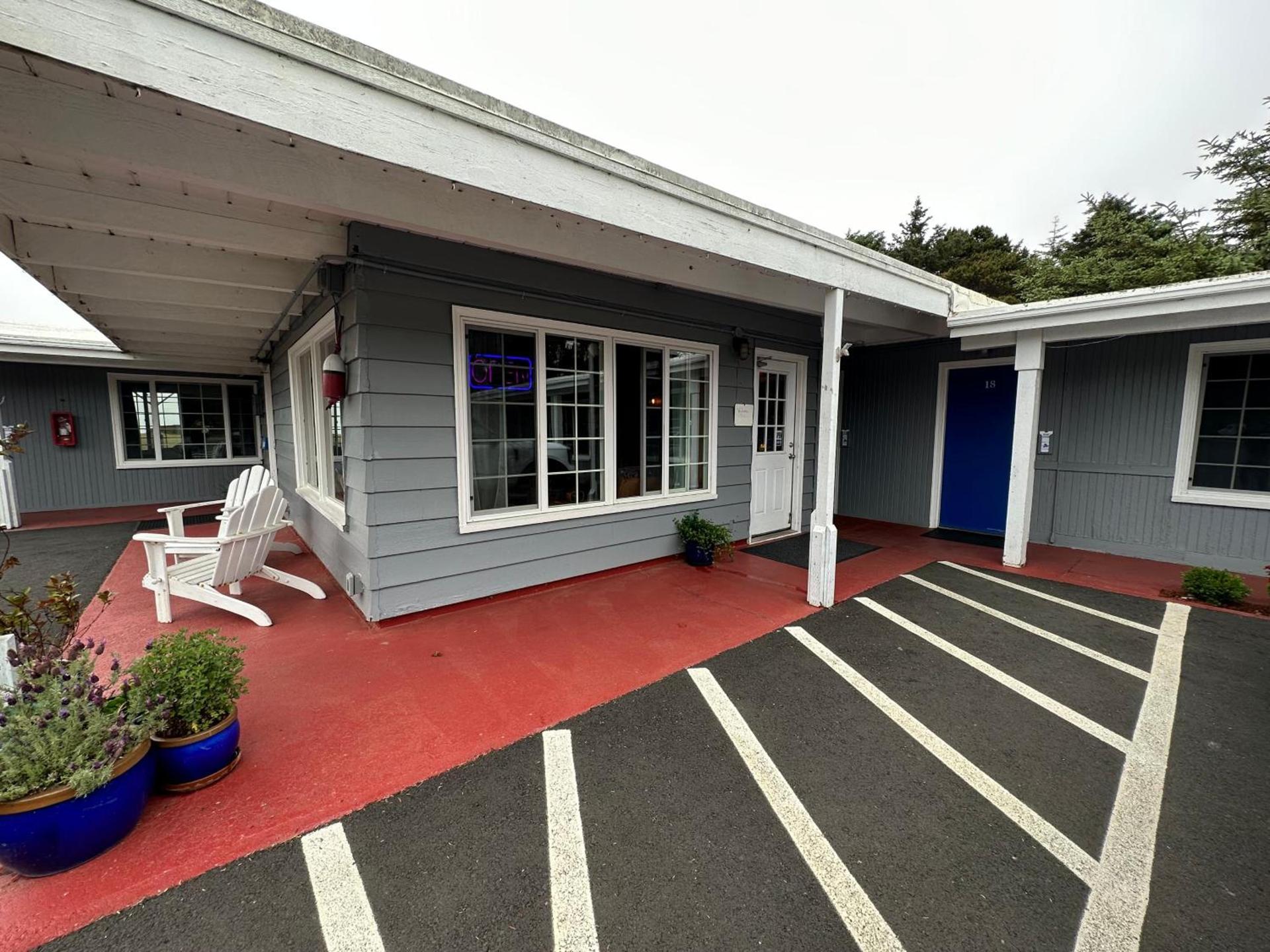 Tillicum Beach Motel - Formerly Deane's Oceanfront Lodge photo 2