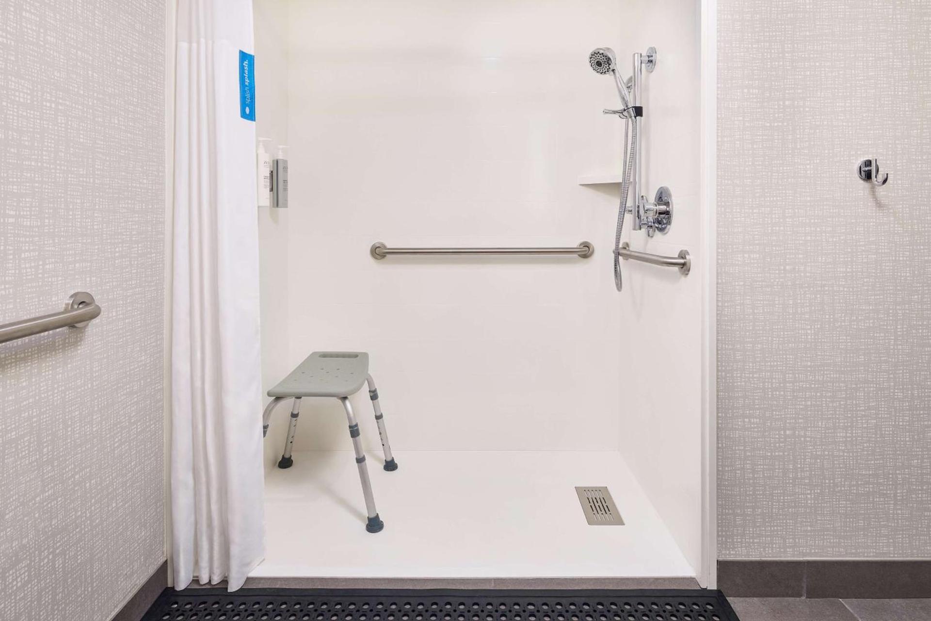 Hampton Inn Massillon photo 31