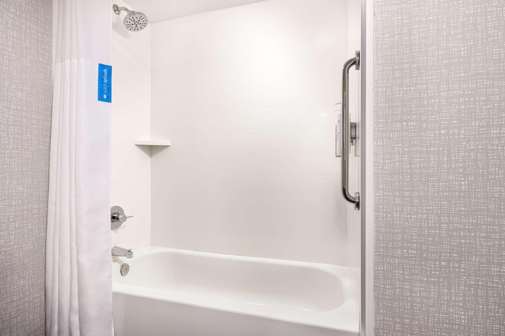 Hampton Inn Massillon photo 30