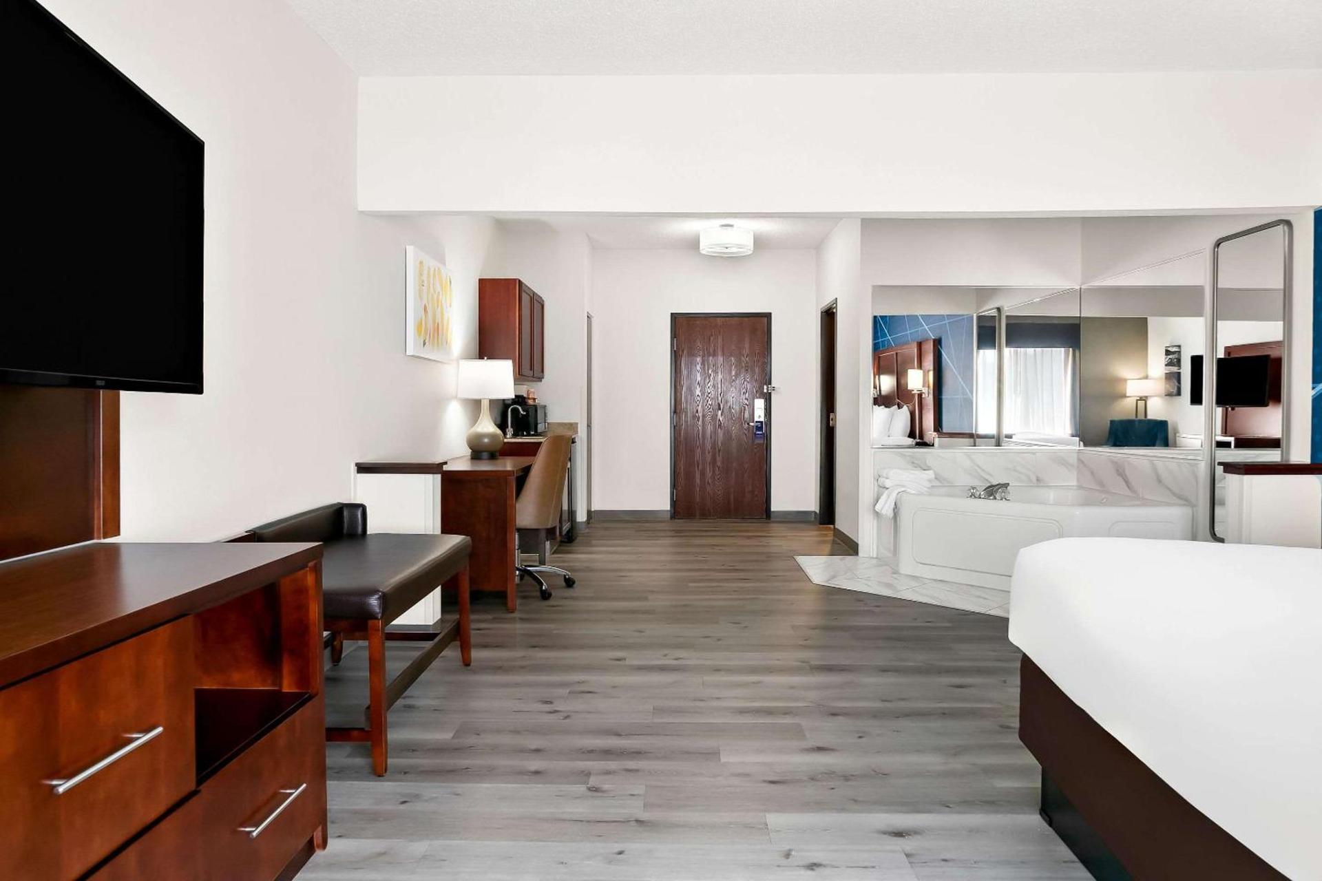 Comfort Suites Southfield-Detroit photo 9