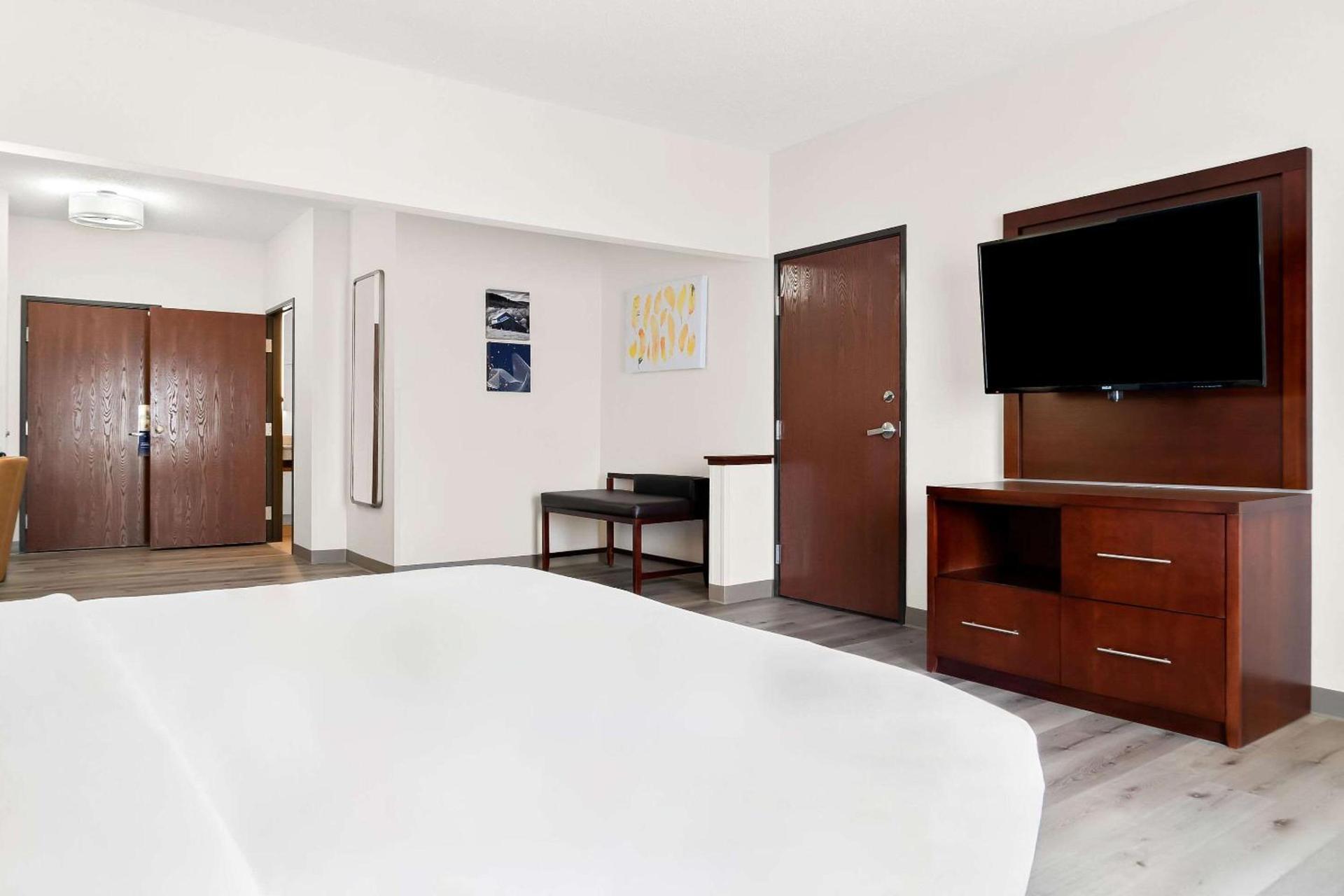 Comfort Suites Southfield-Detroit photo 14