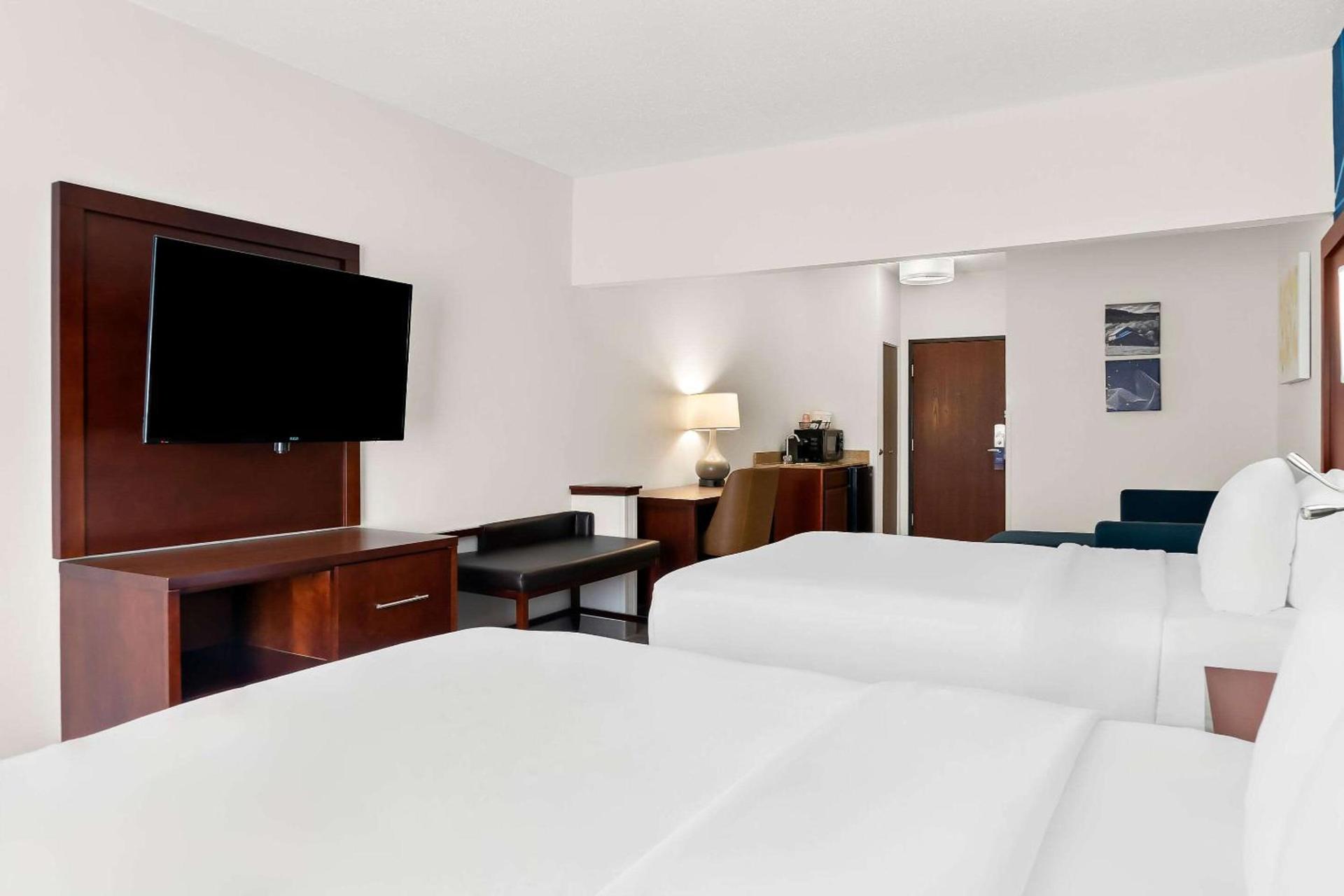 Comfort Suites Southfield-Detroit photo 15
