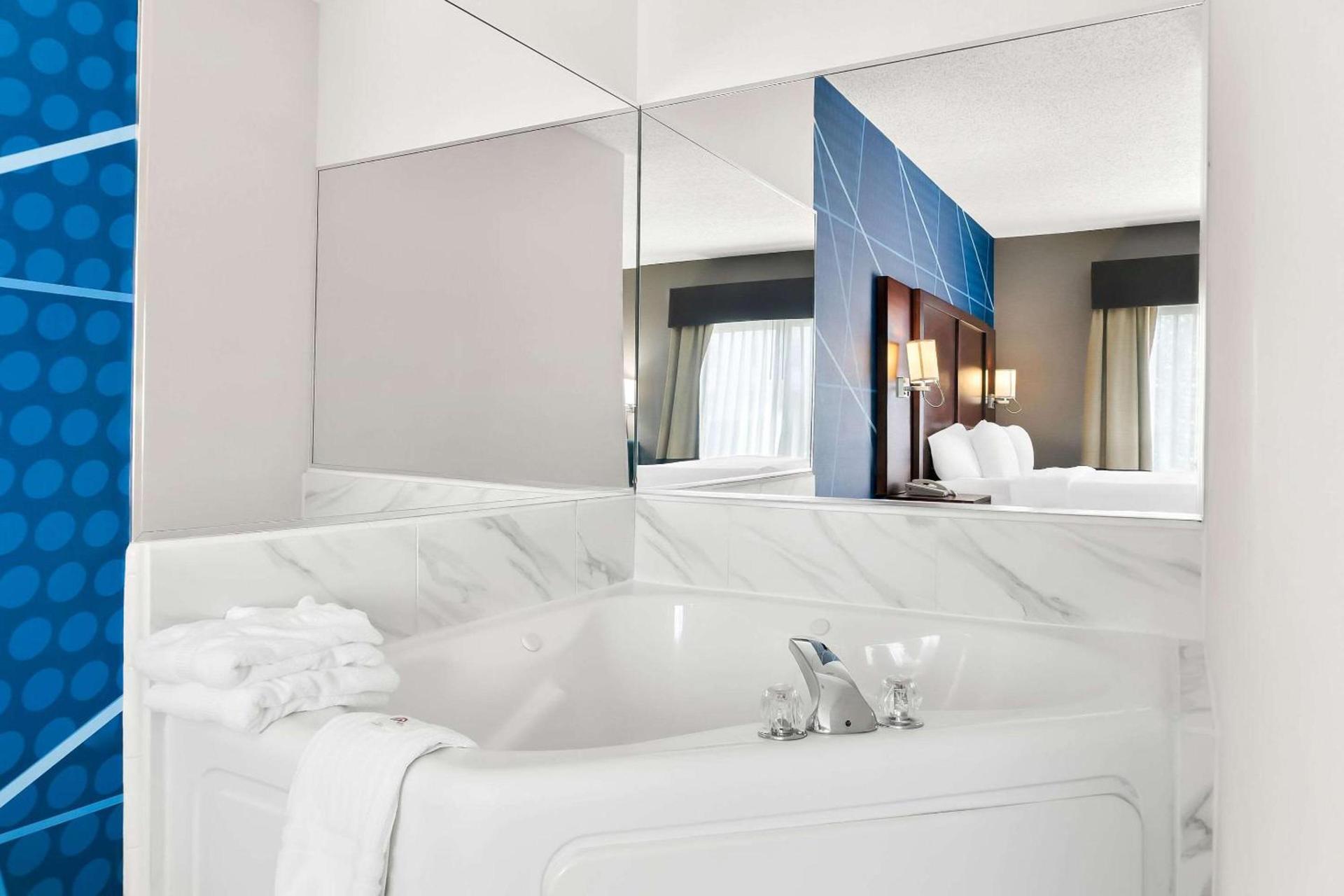 Comfort Suites Southfield-Detroit photo 17