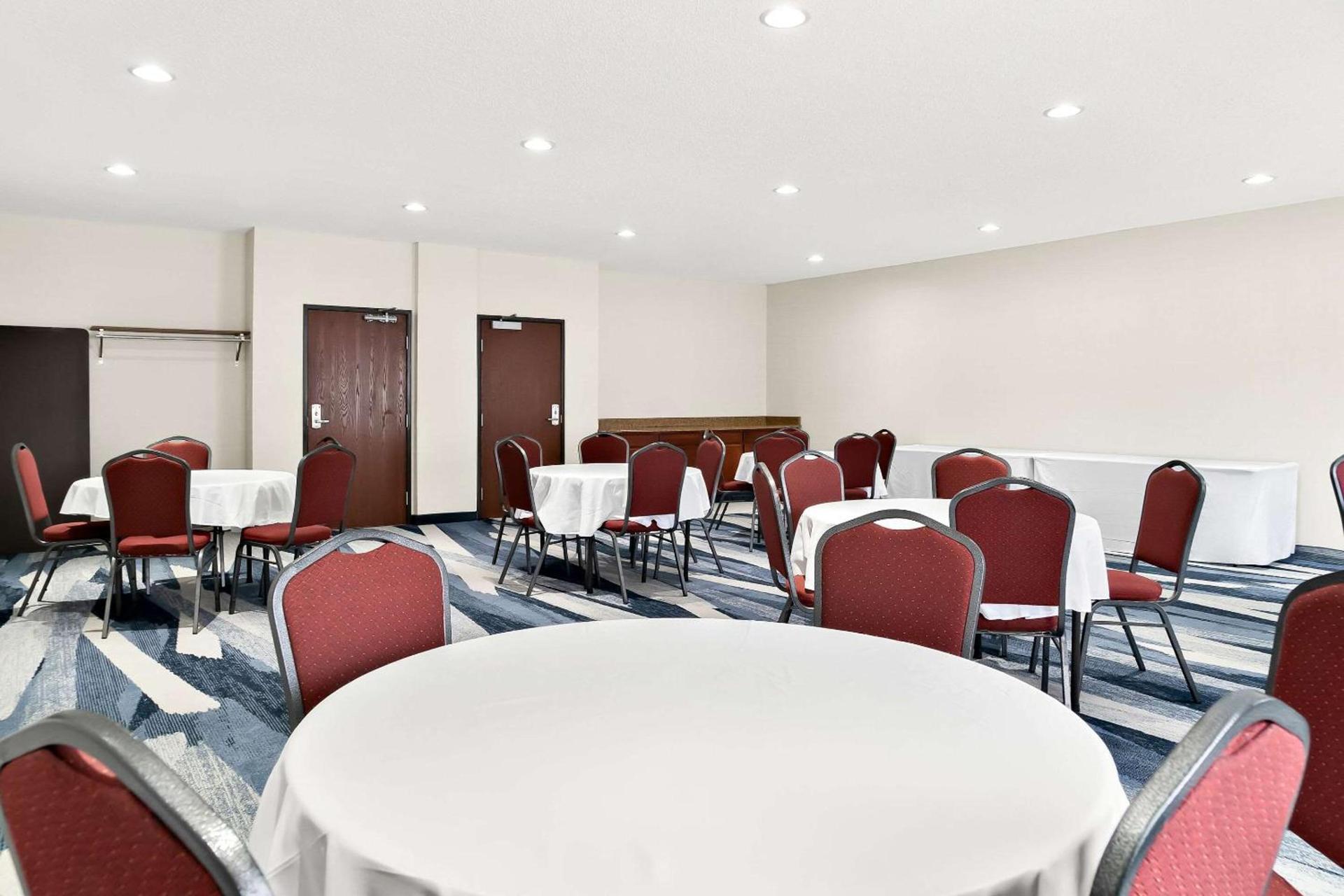 Comfort Suites Southfield-Detroit photo 38