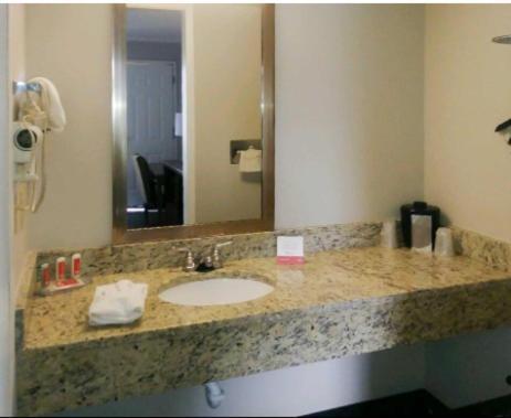 Travelodge by Wyndham Canton-Livonia Area, MI photo 14