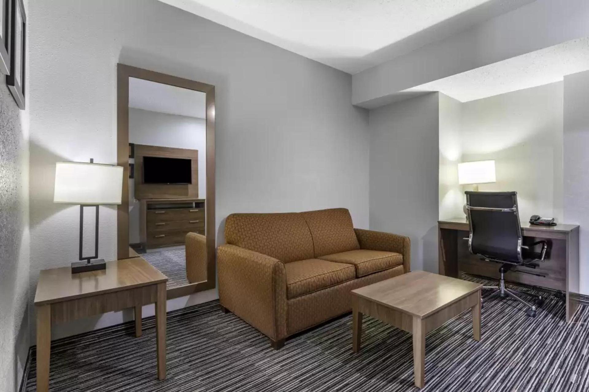 Quality Inn & Suites I-35 E-Walnut Hill photo 24