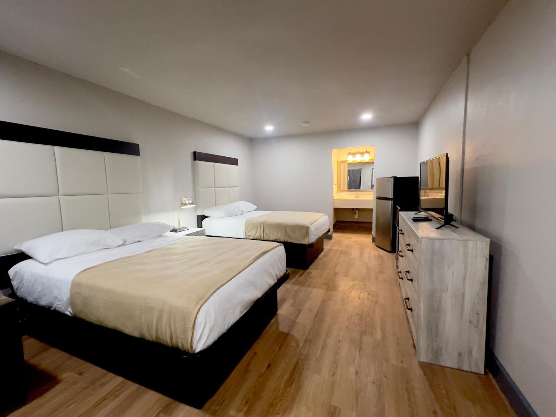 ECONOMY INN AND SUITES photo 4