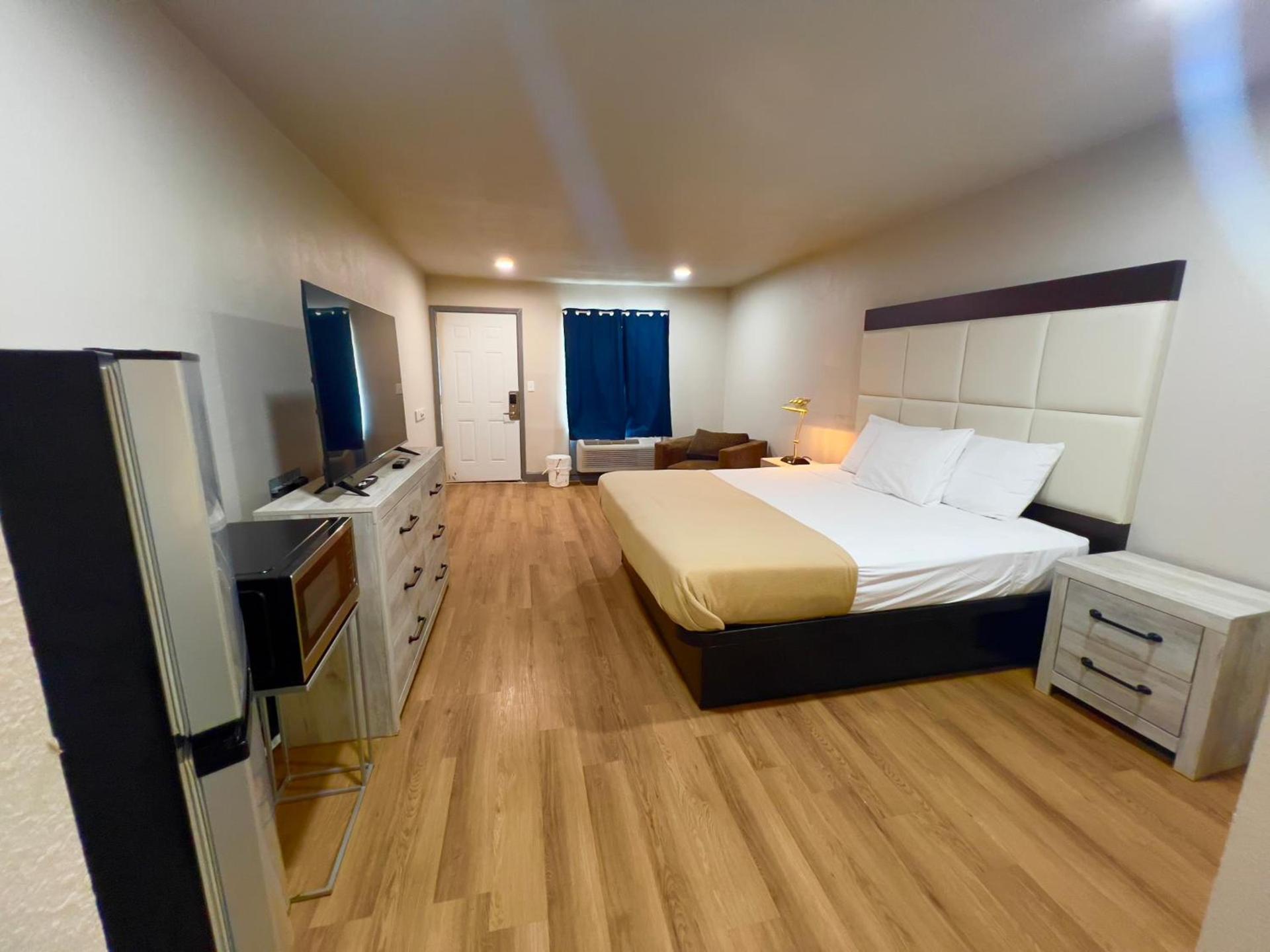 ECONOMY INN AND SUITES photo 3