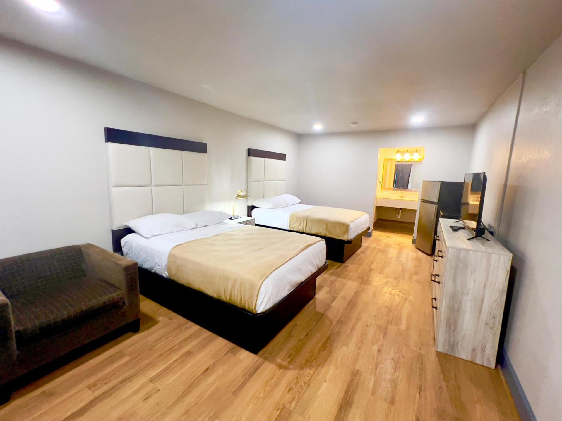ECONOMY INN AND SUITES photo 25