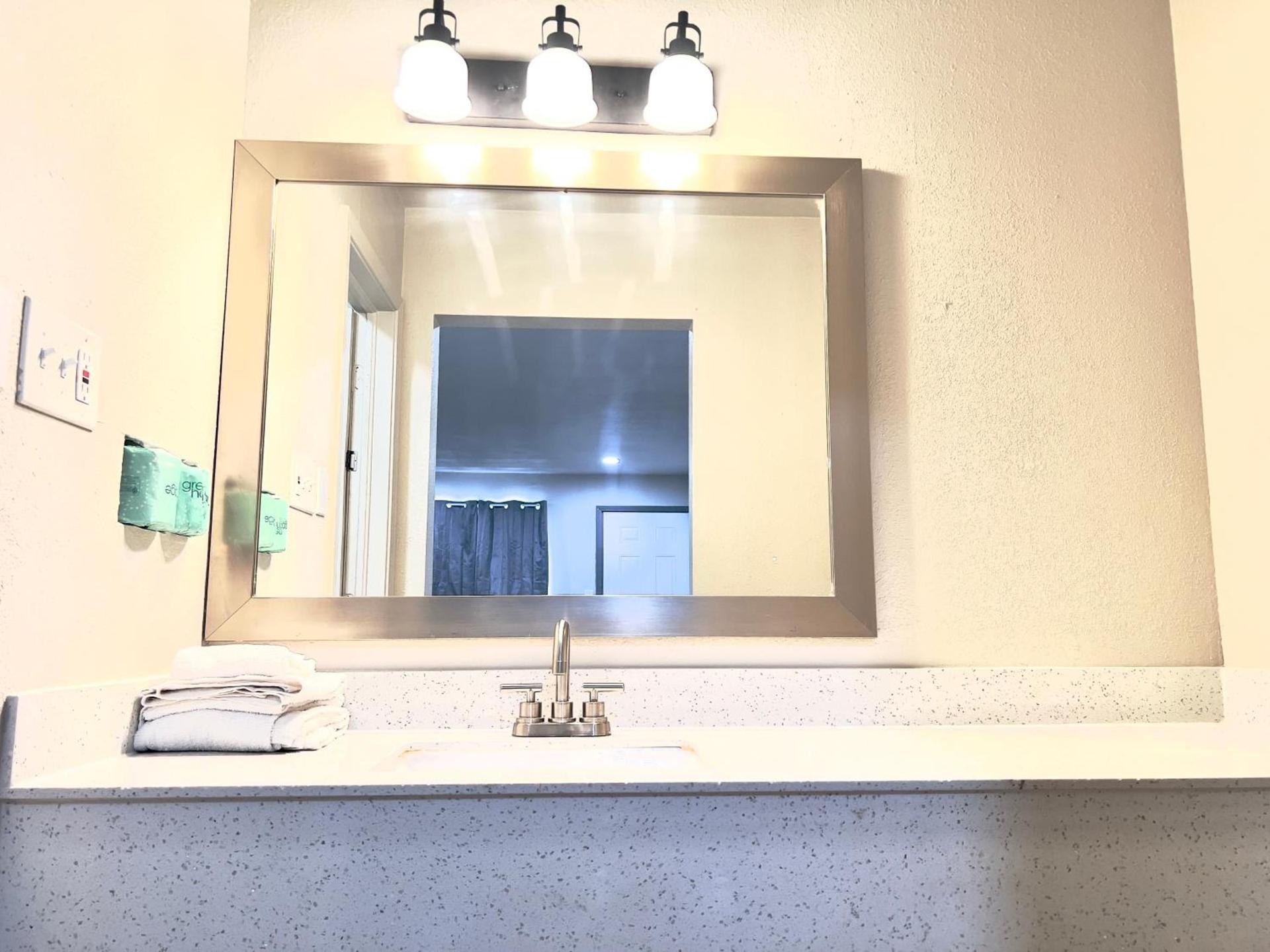 ECONOMY INN AND SUITES photo 10