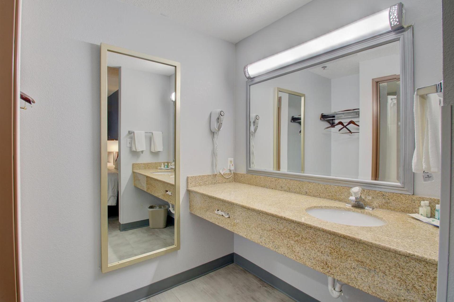Quality Inn & Suites CVG Airport photo 55