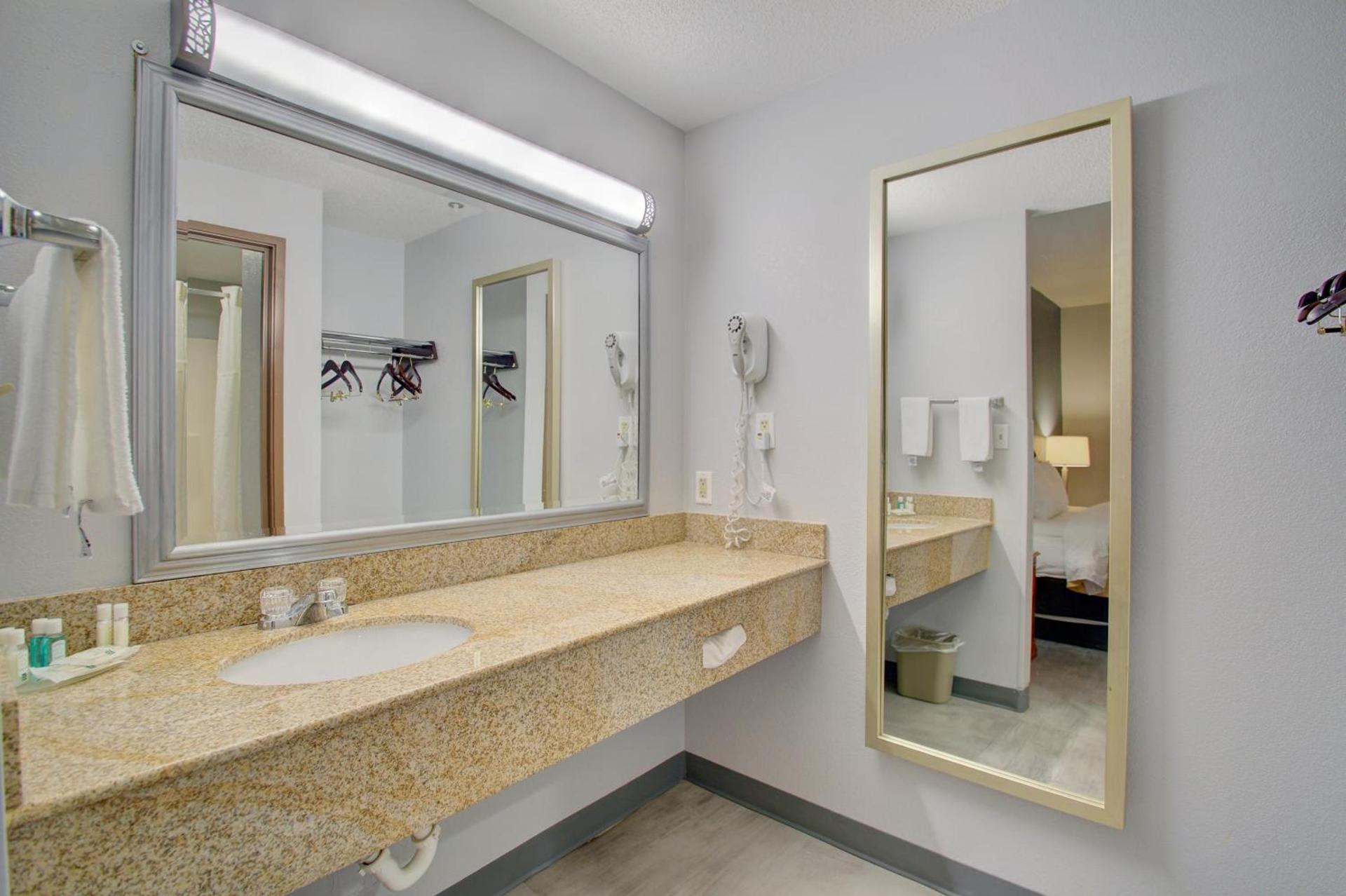 Quality Inn & Suites CVG Airport photo 67