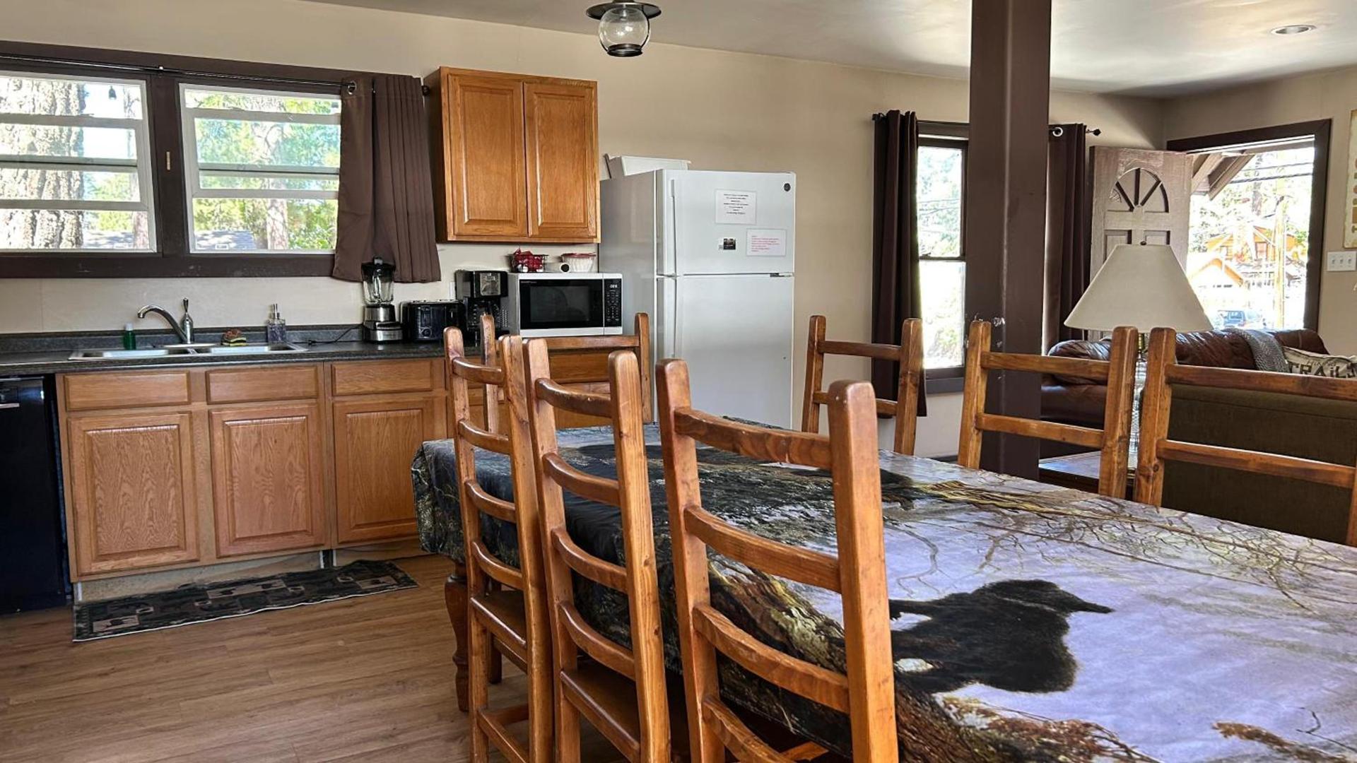 Fox n Bear Cottages Big Bear photo 15