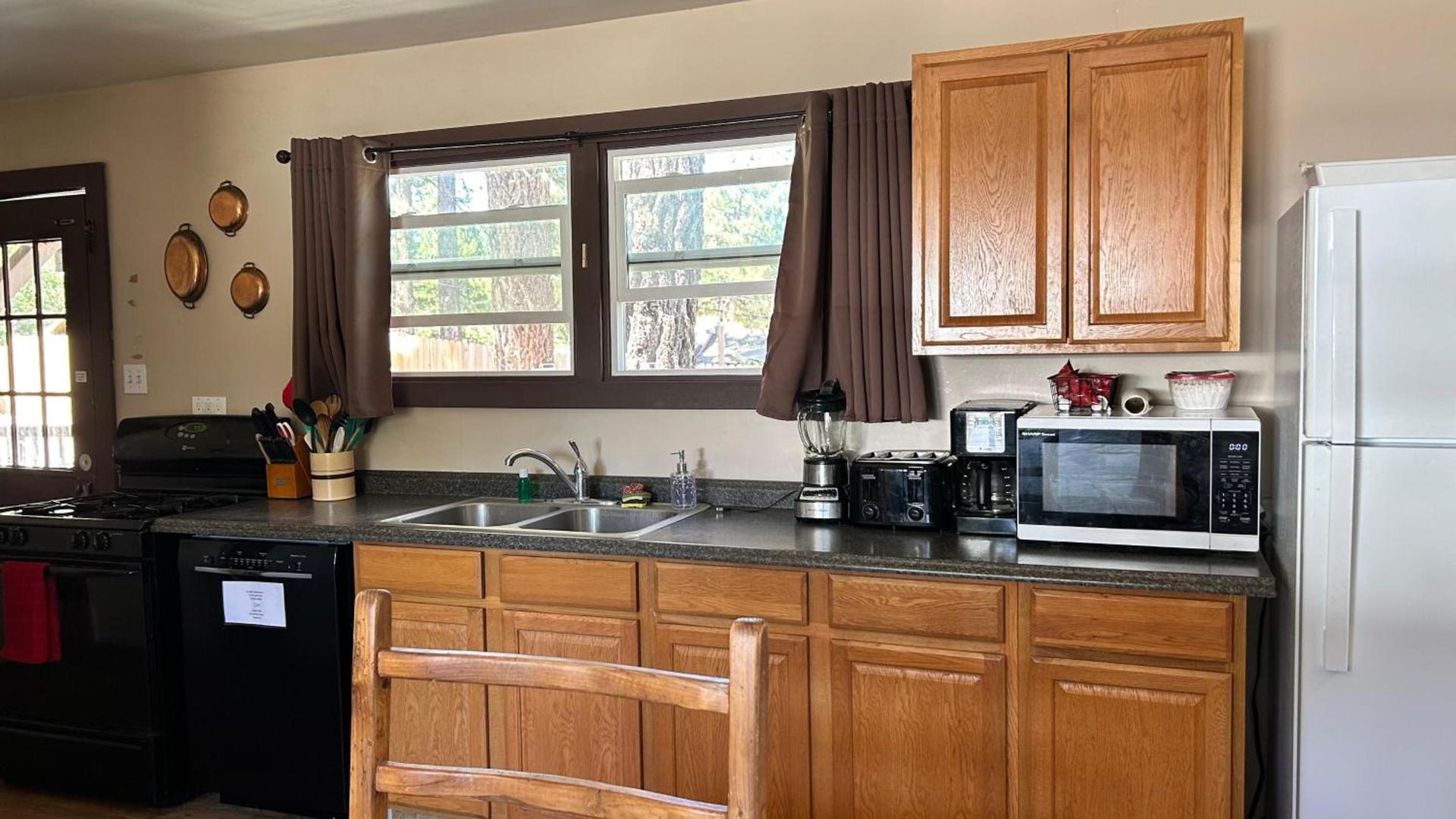 Fox n Bear Cottages Big Bear photo 25
