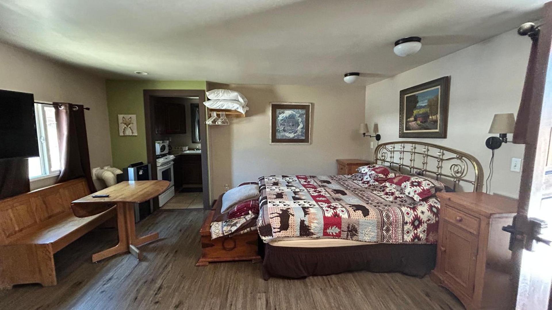 Fox n Bear Cottages Big Bear photo 44