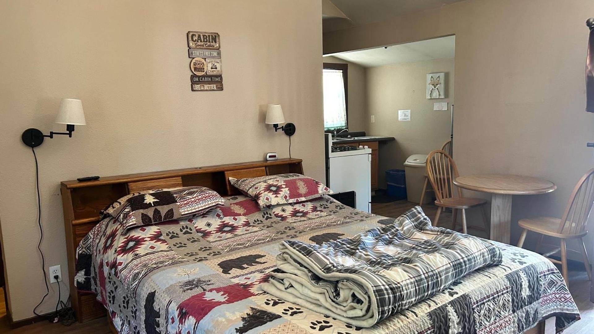 Fox n Bear Cottages Big Bear photo 46
