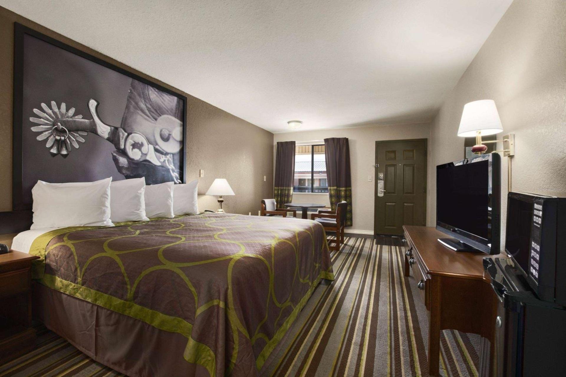 Super 8 by Wyndham Childress photo 7