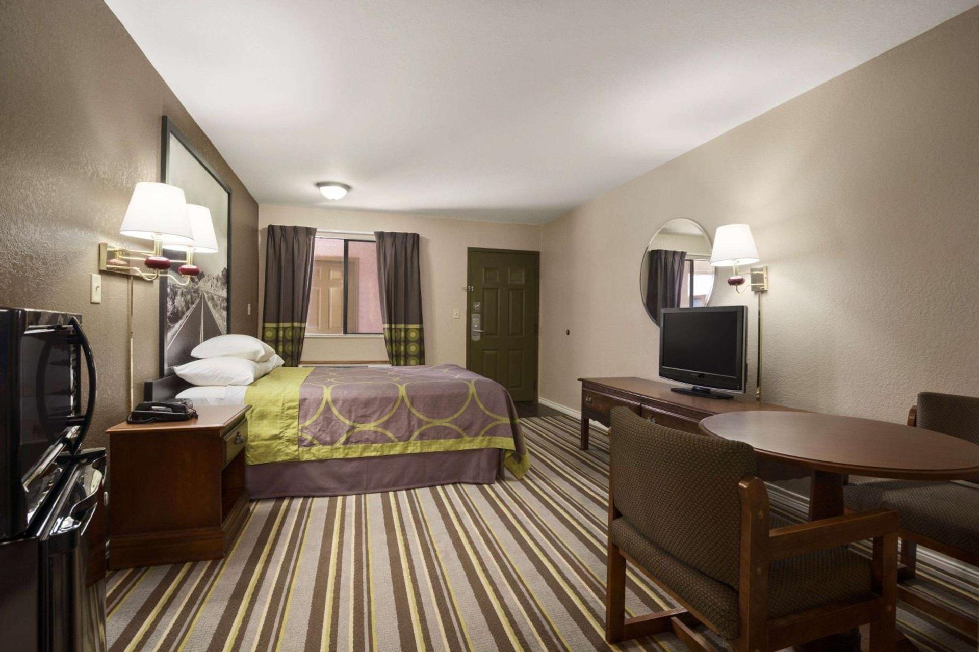 Super 8 by Wyndham Childress photo 10