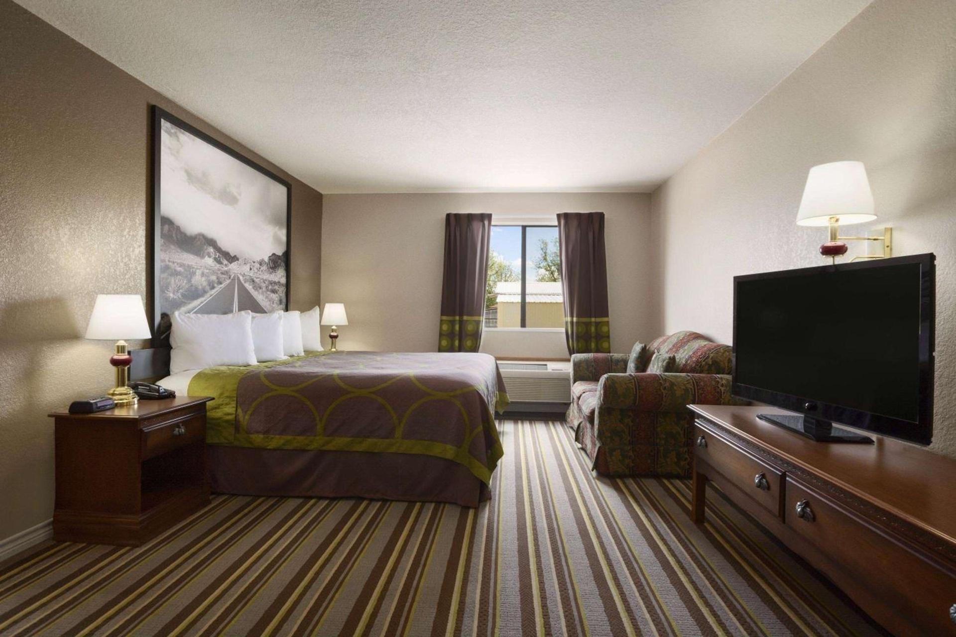 Super 8 by Wyndham Childress photo 12