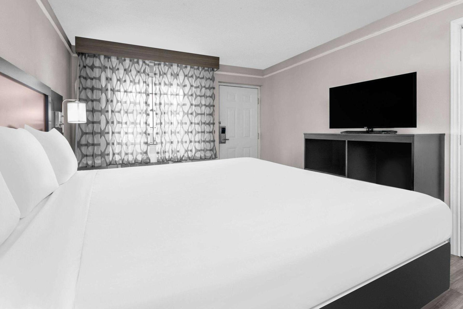 Baymont by Wyndham Austin University Area photo 27