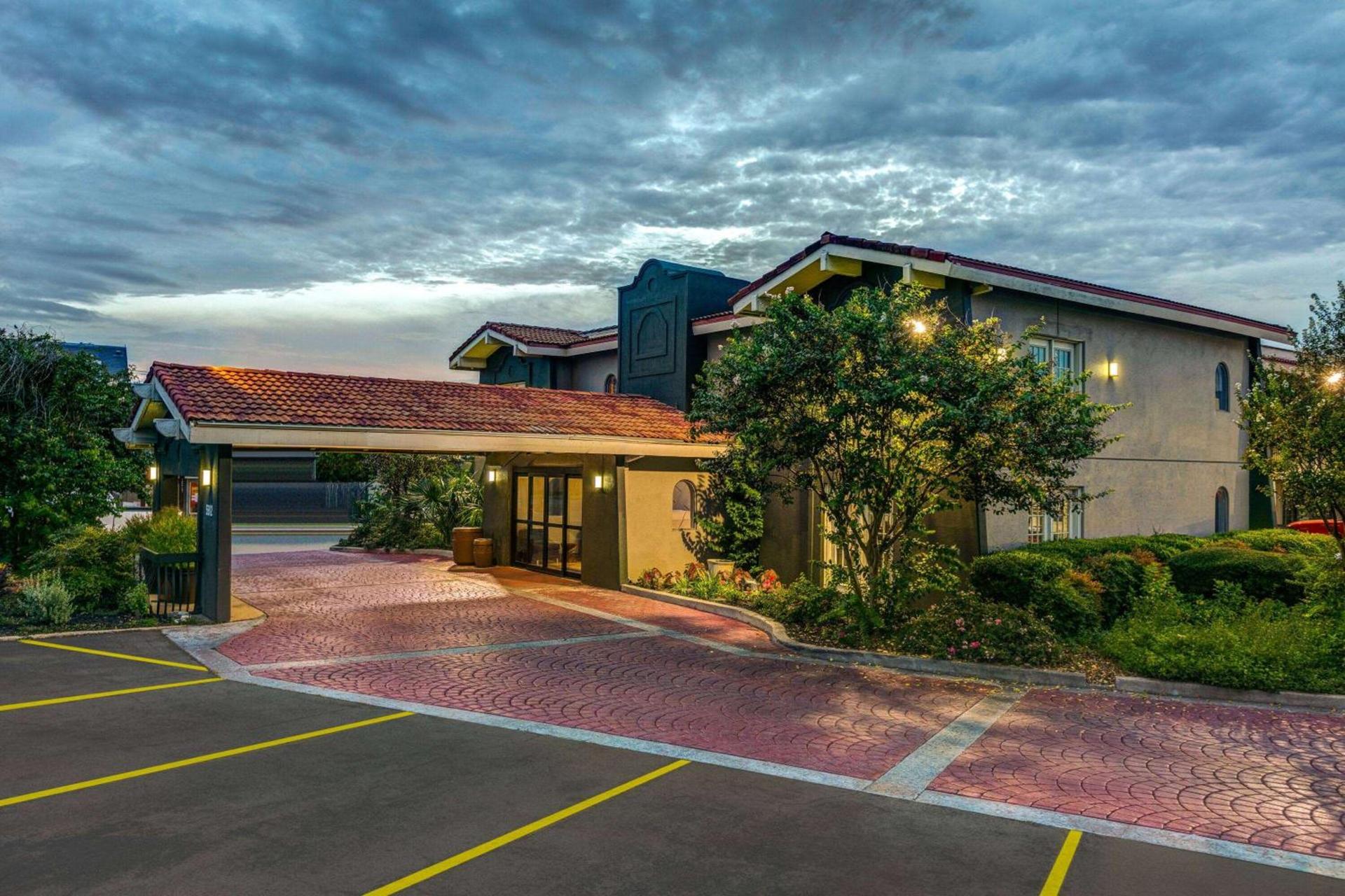 Baymont by Wyndham Austin University Area photo 3