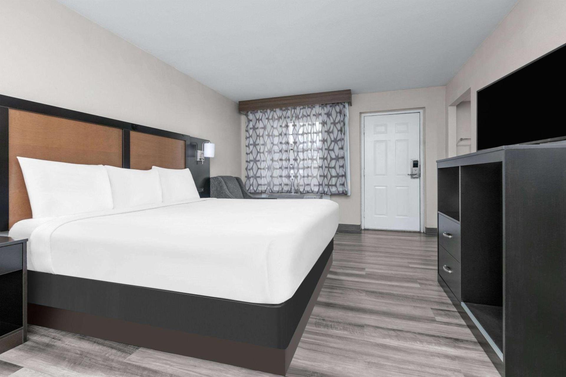Baymont by Wyndham Austin University Area photo 6