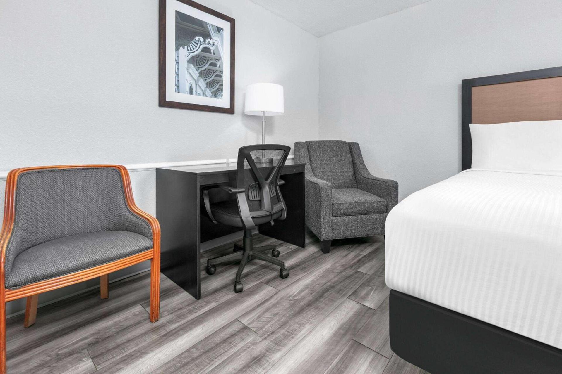 Baymont by Wyndham Austin University Area photo 28