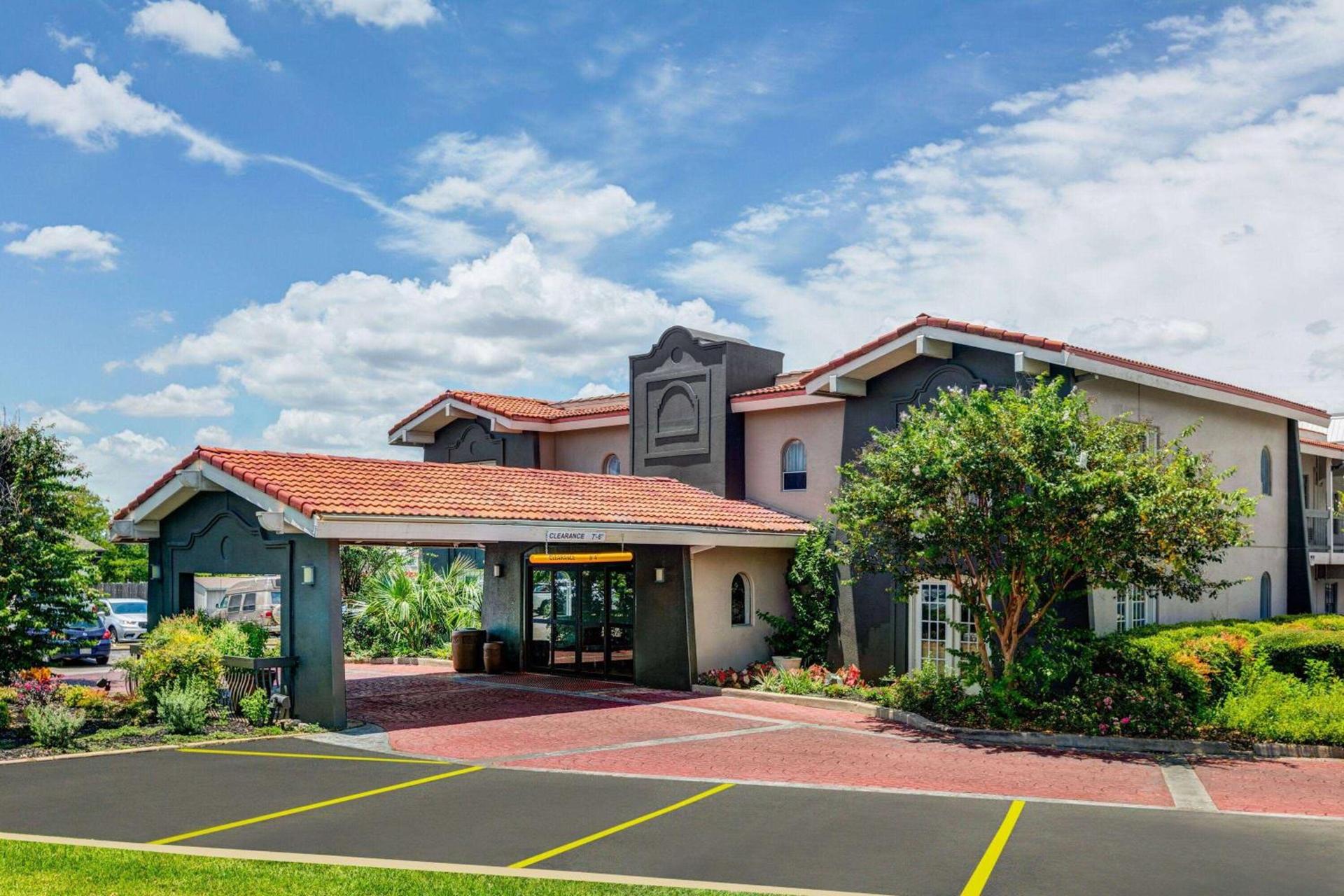 Baymont by Wyndham Austin University Area photo 1