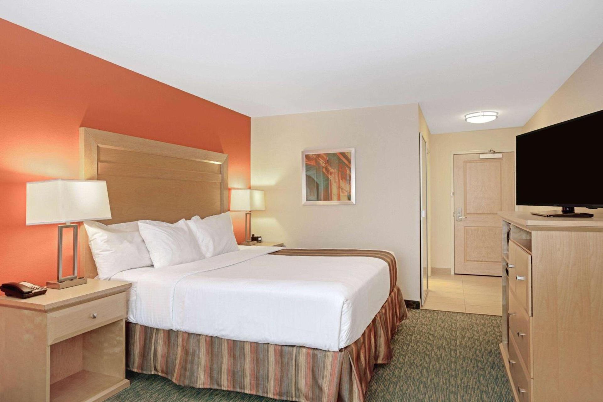 La Quinta by Wyndham Grand Forks photo 10