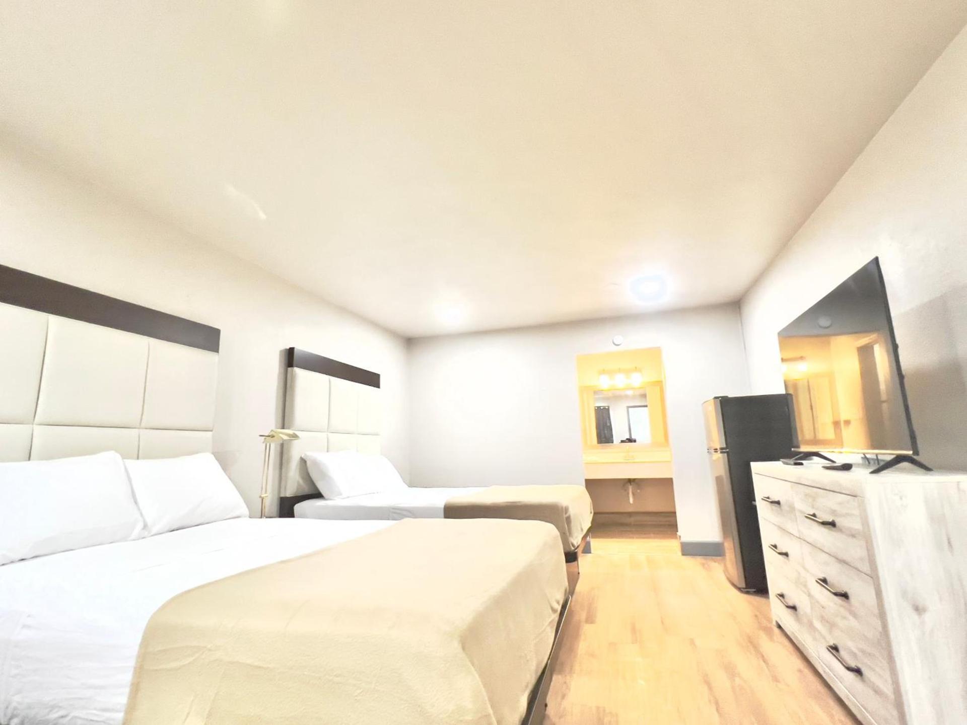 ECONOMY INN AND SUITES photo 19