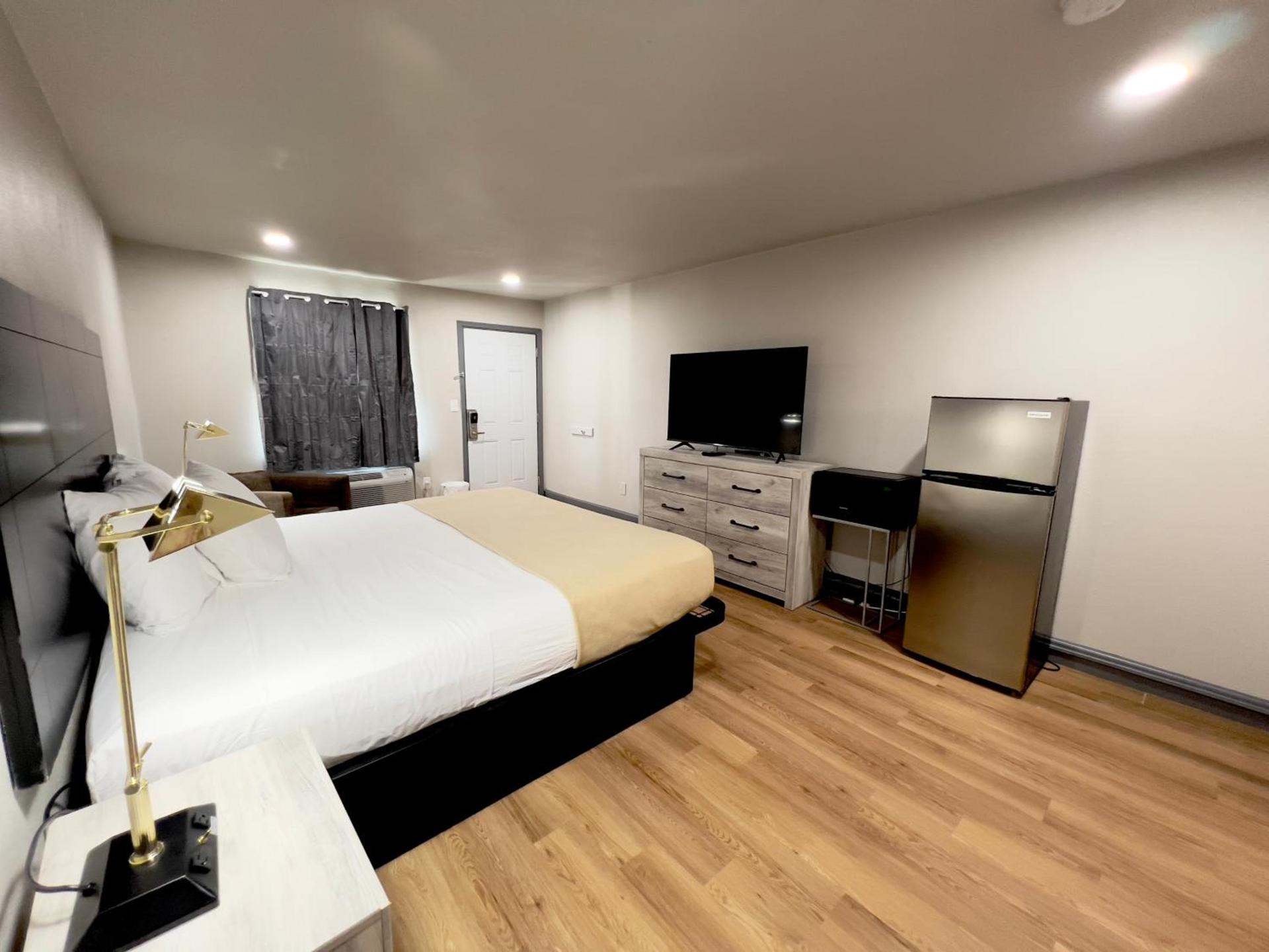 ECONOMY INN AND SUITES photo 23