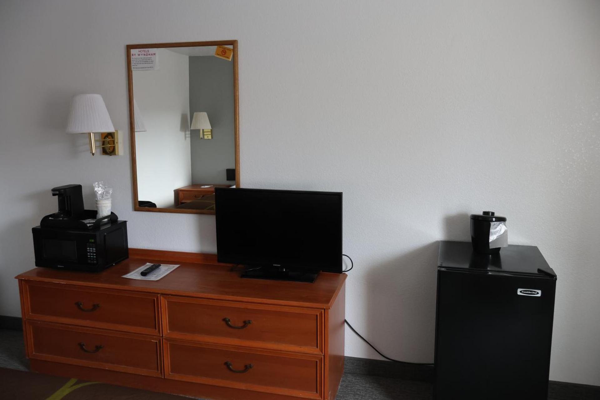 Super 8 by Wyndham Price photo 22