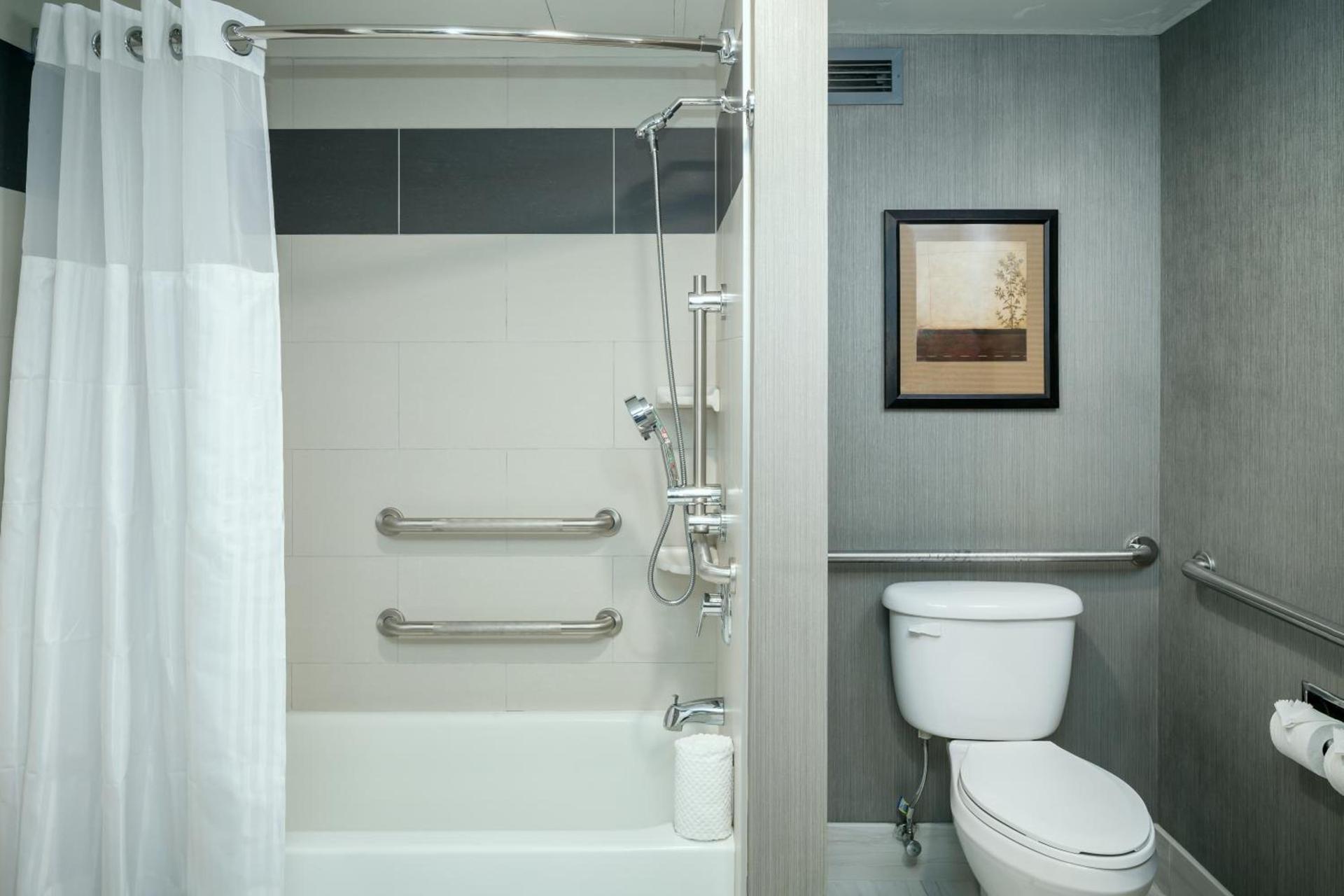 Hilton Suites Brentwood photo 69