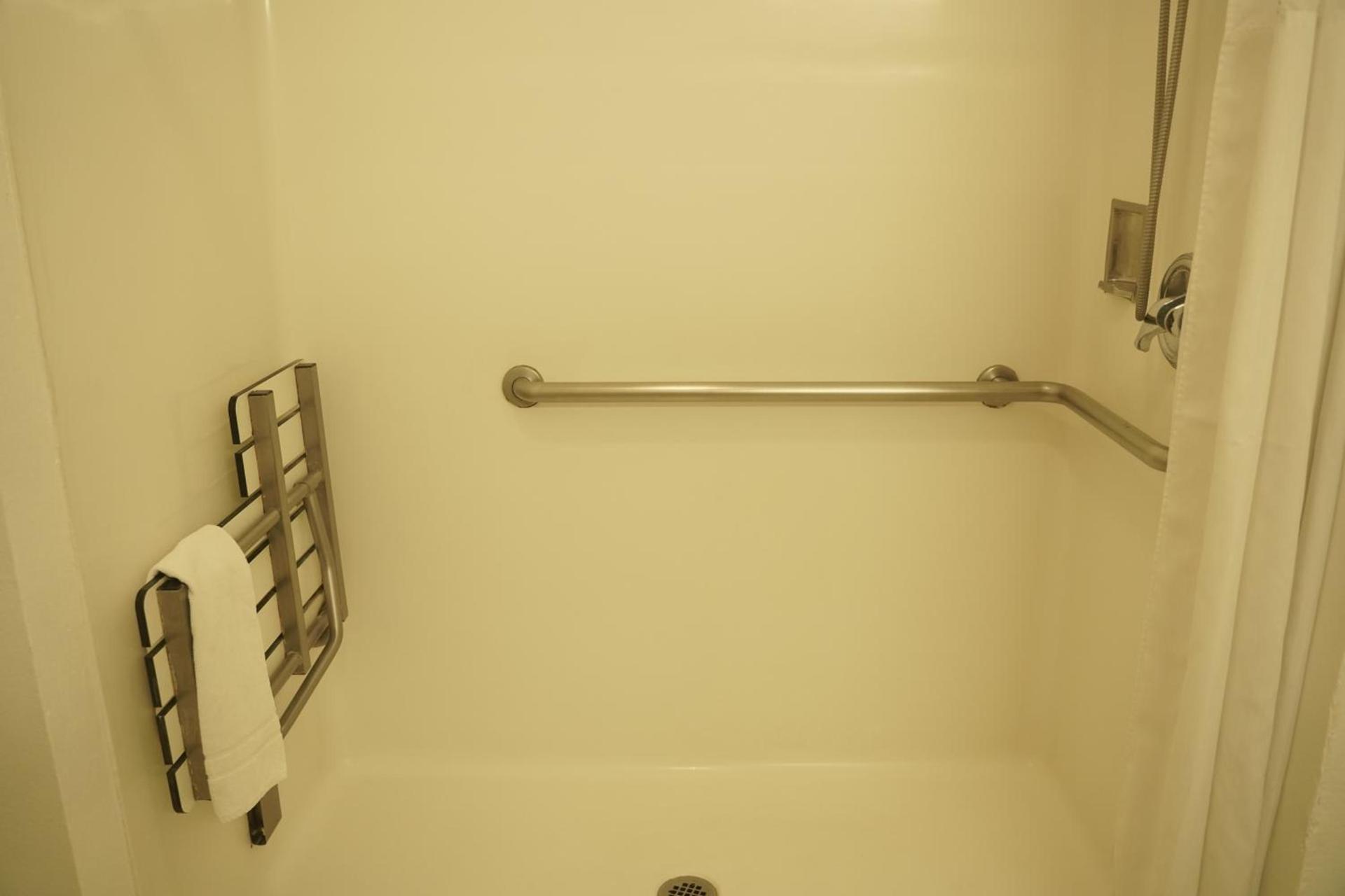 Harbor Inn & Suites photo 21